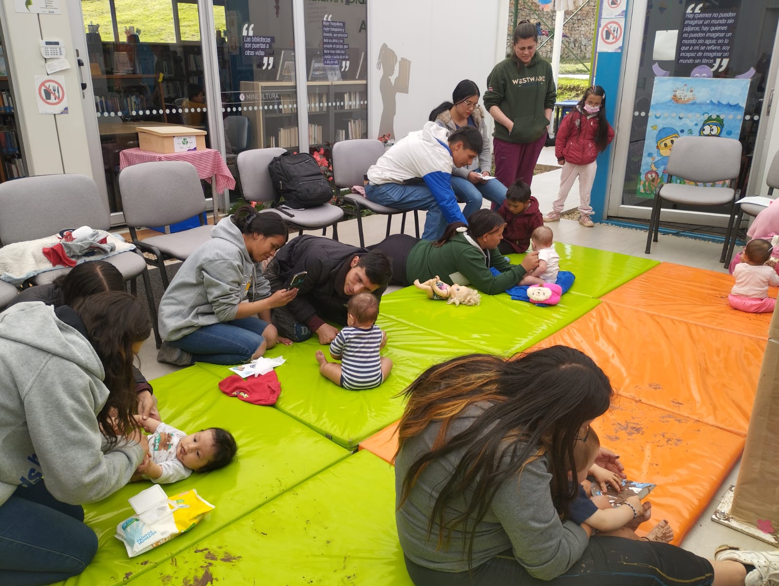 Pequeños participando de actividad en la biblioteca