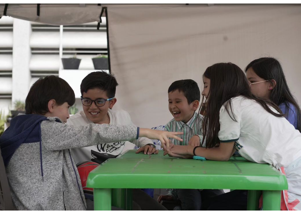 Infancia participando en club de lectura en la biblioteca