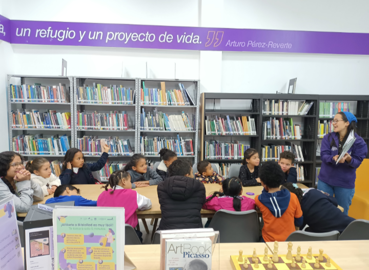 Familias participando en el club de lectura de la biblioteca