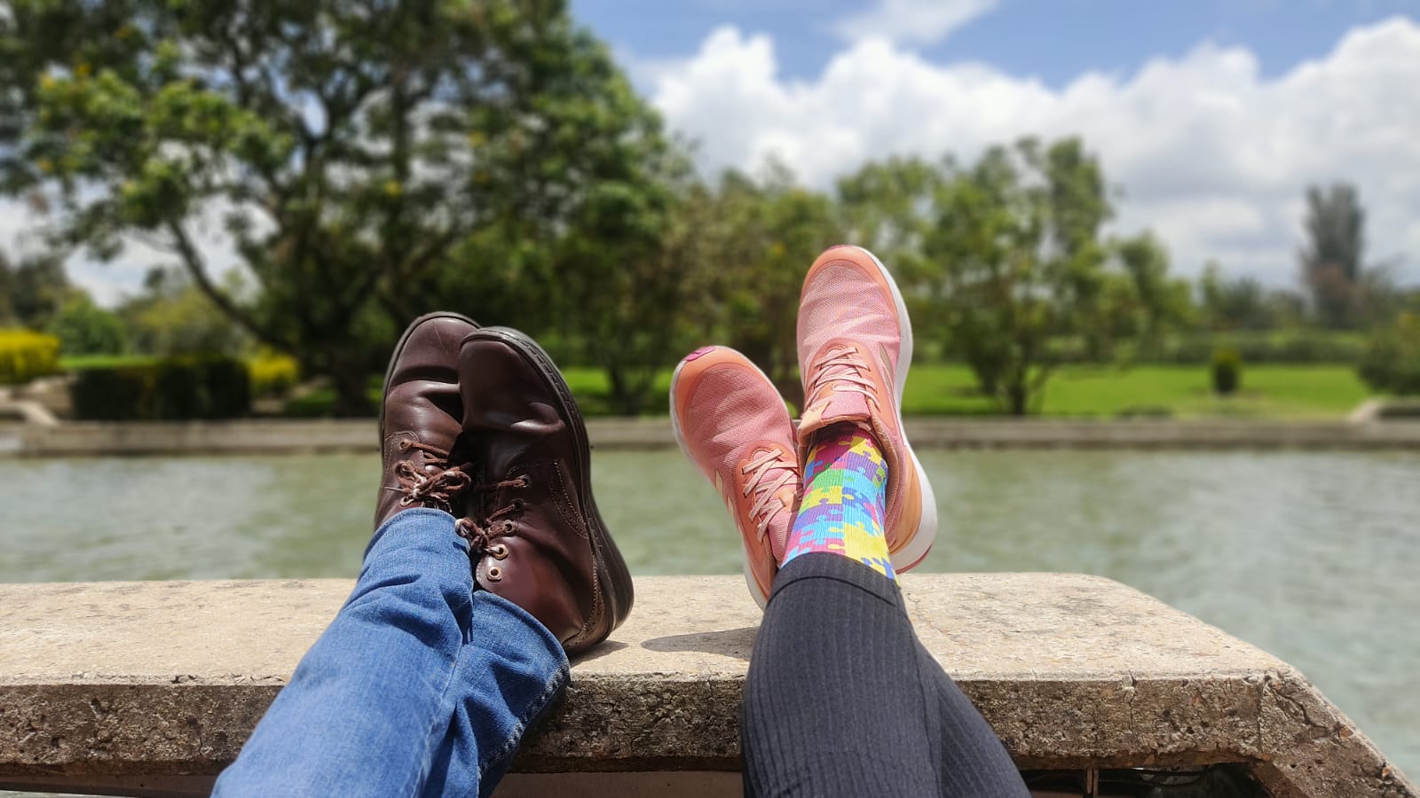 dos personas mostrando los pies al frente de una fuente