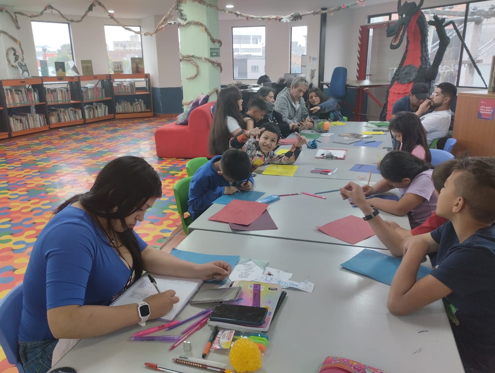 Niños y niñas participando de actividad en la biblioteca