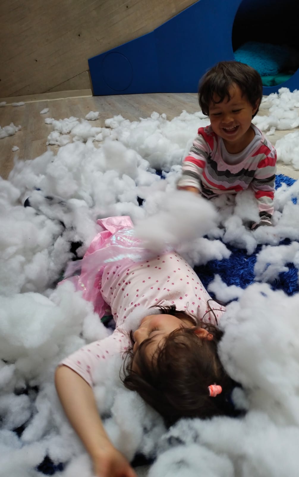 Bebés en experiencia lúdica y sensorial en la biblioteca