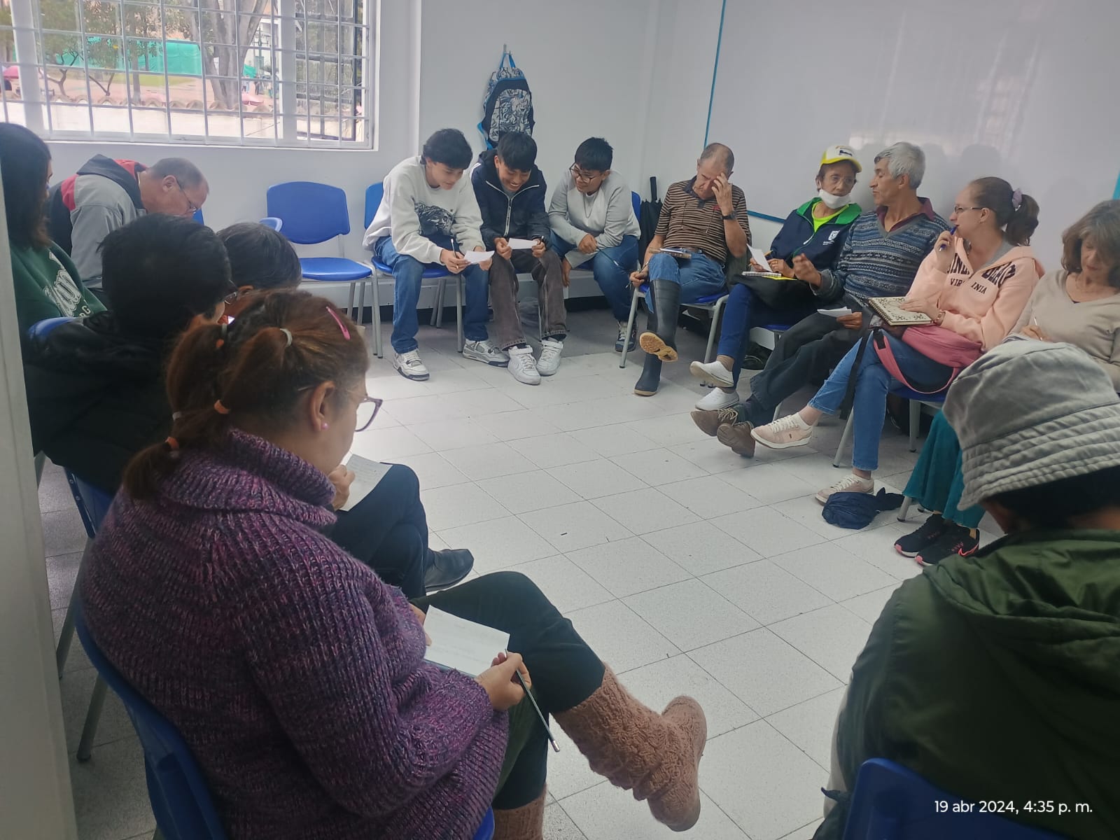 Personas participando en el club de lectura en la biblioteca