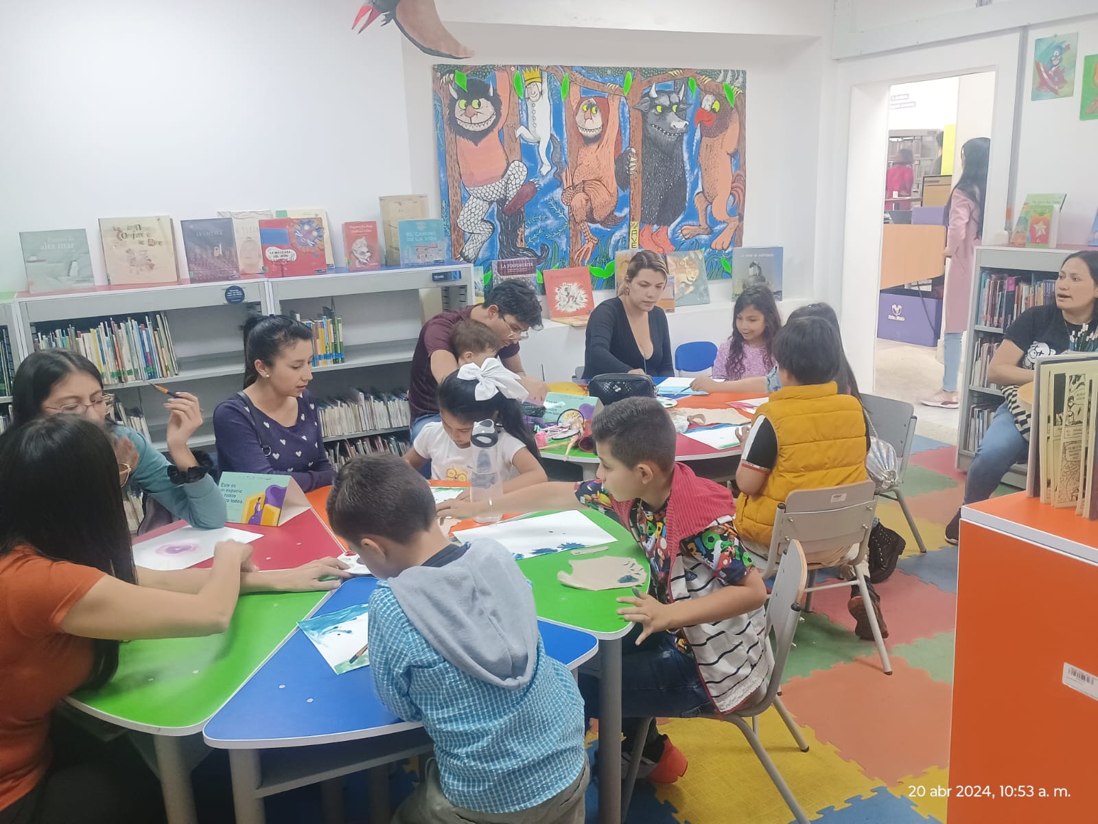 Infancias participando en el club de lectura infantil en la biblioteca