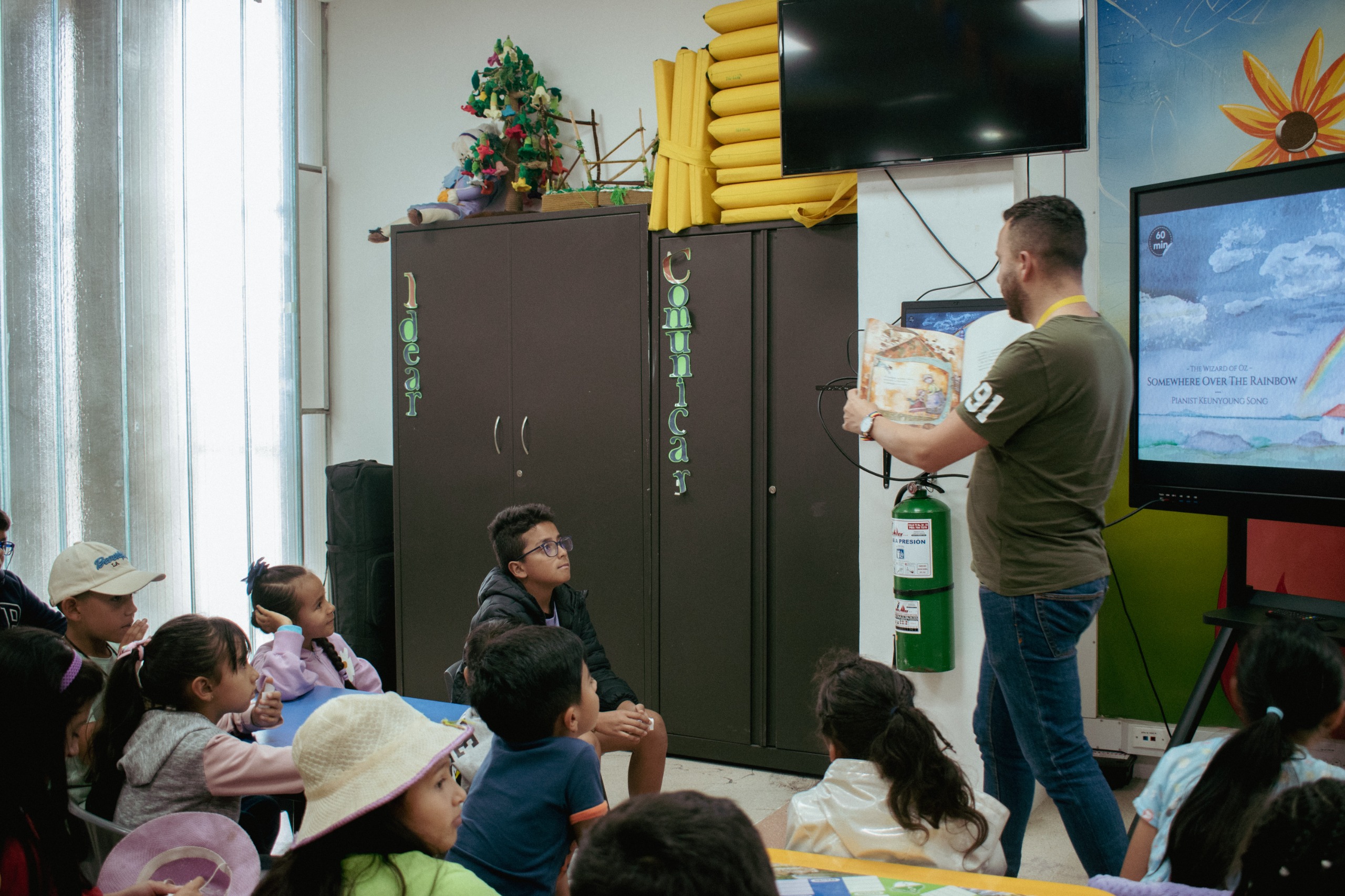 Niños y niñas escuchando cuentos