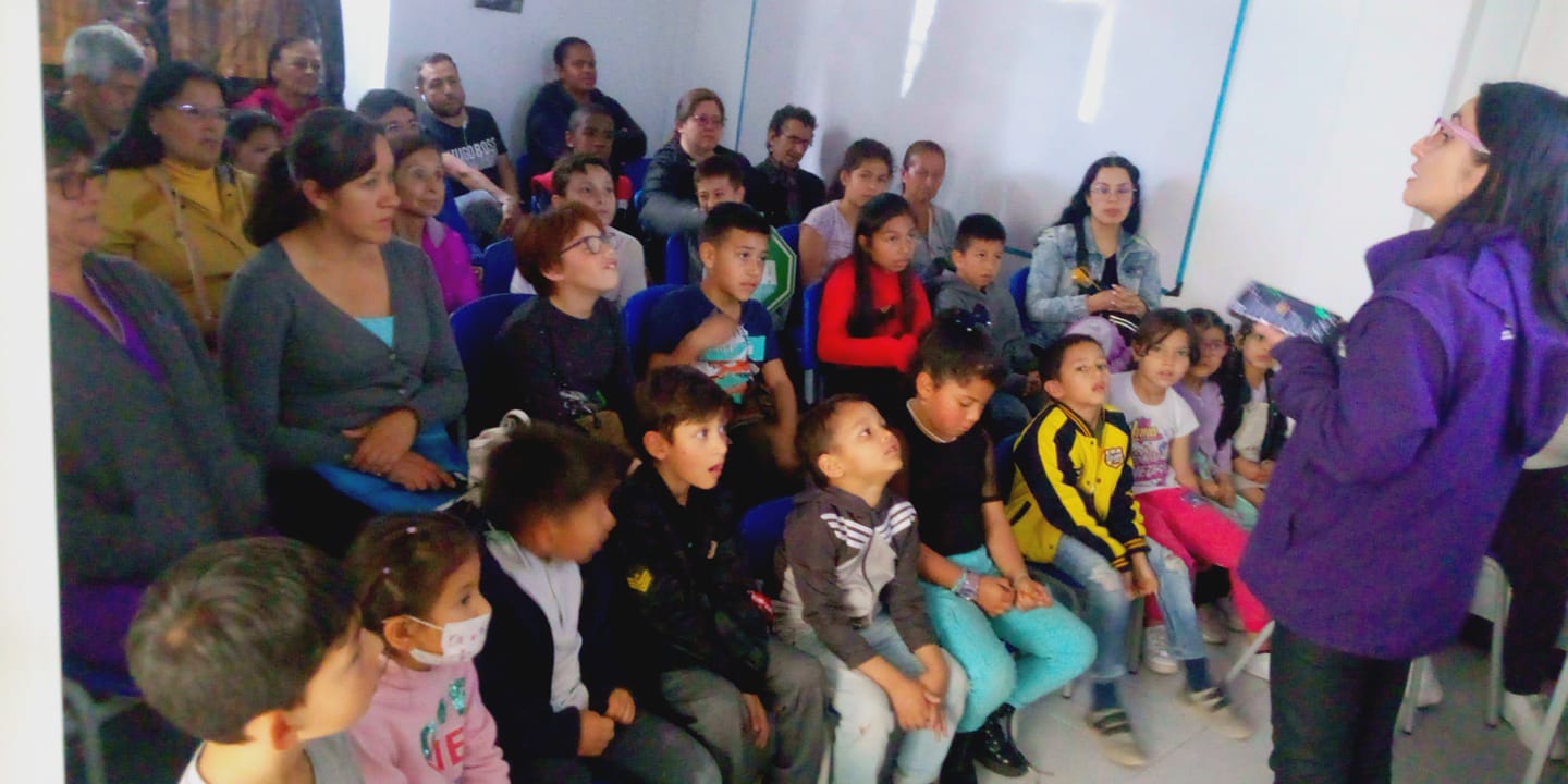 Público en general participando de actividad en la biblioteca