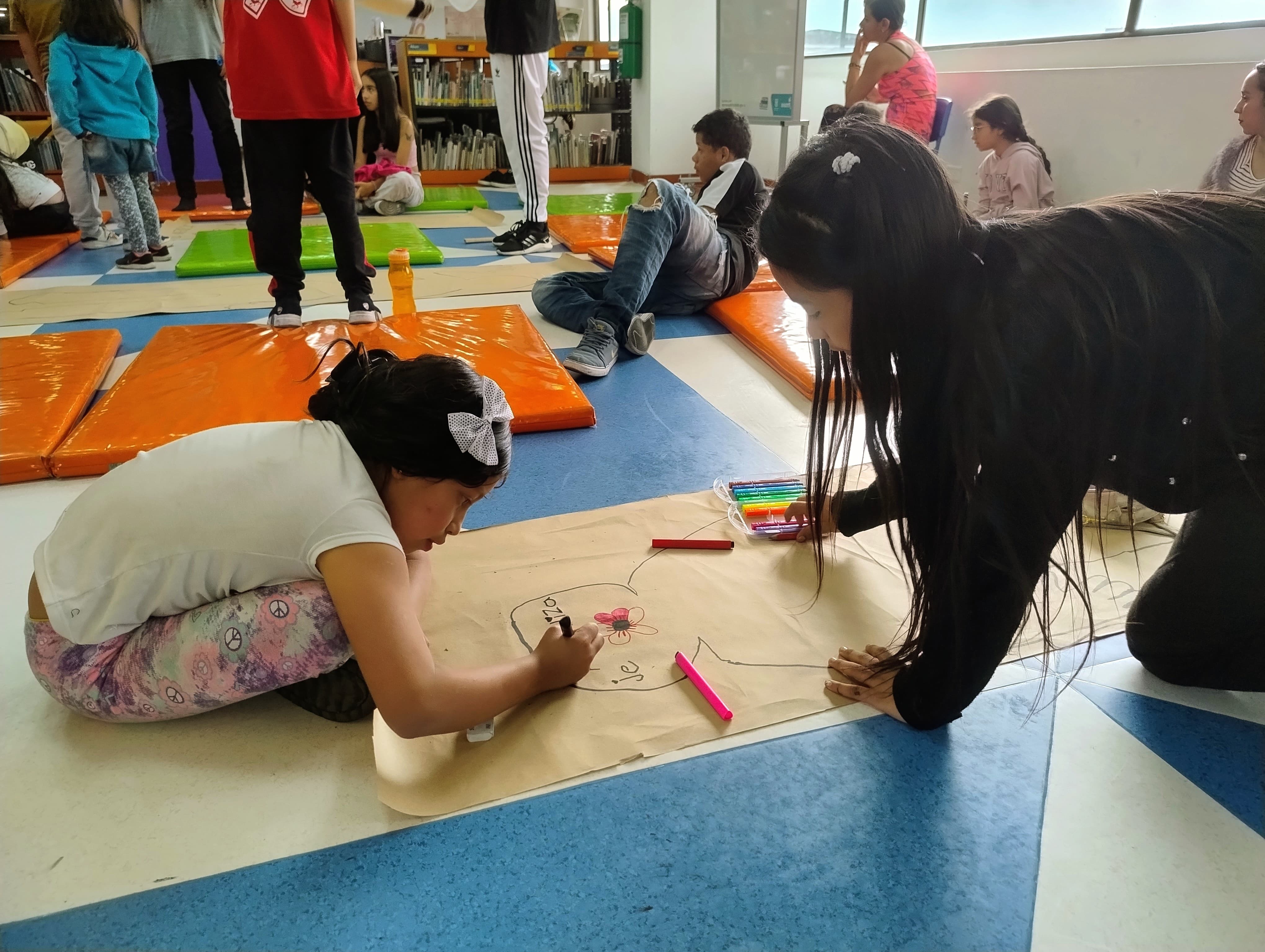 Niñas participando de actividad en la biblioteca