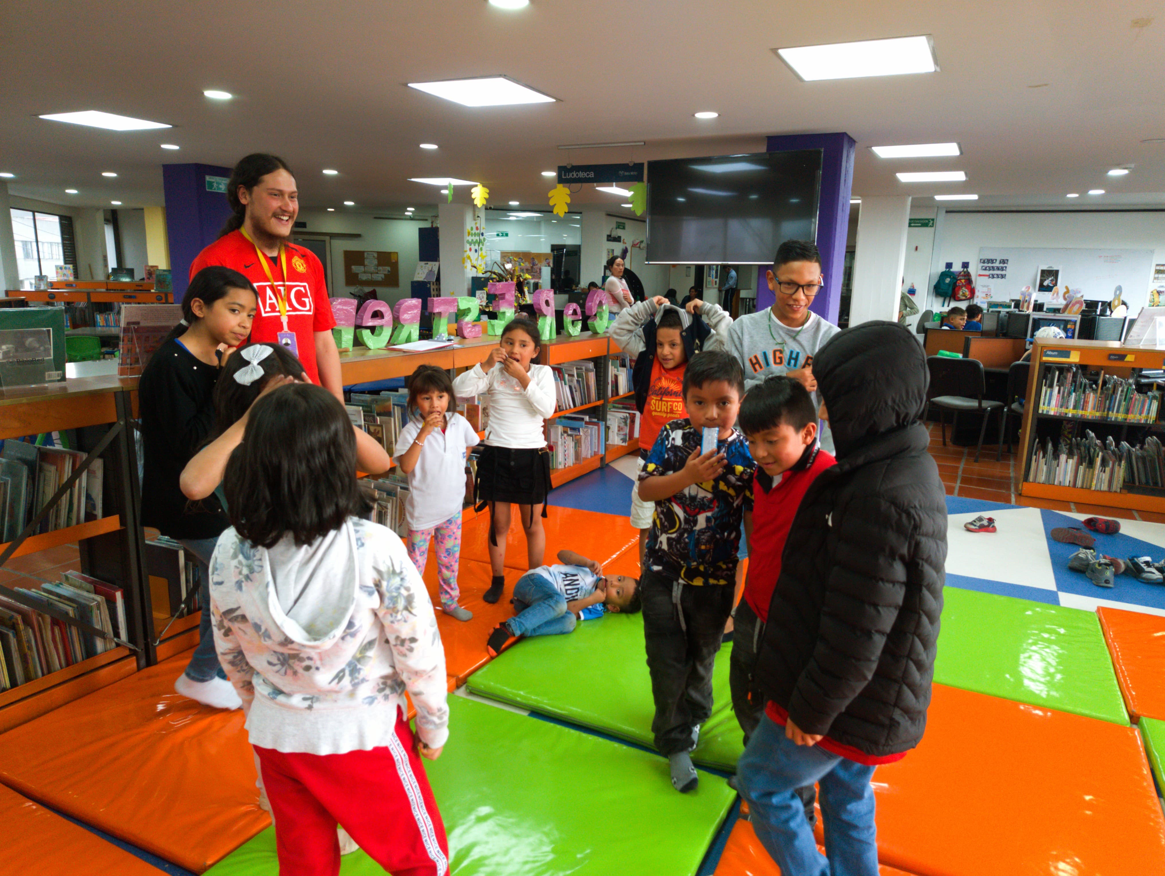 grupo de niños jugando