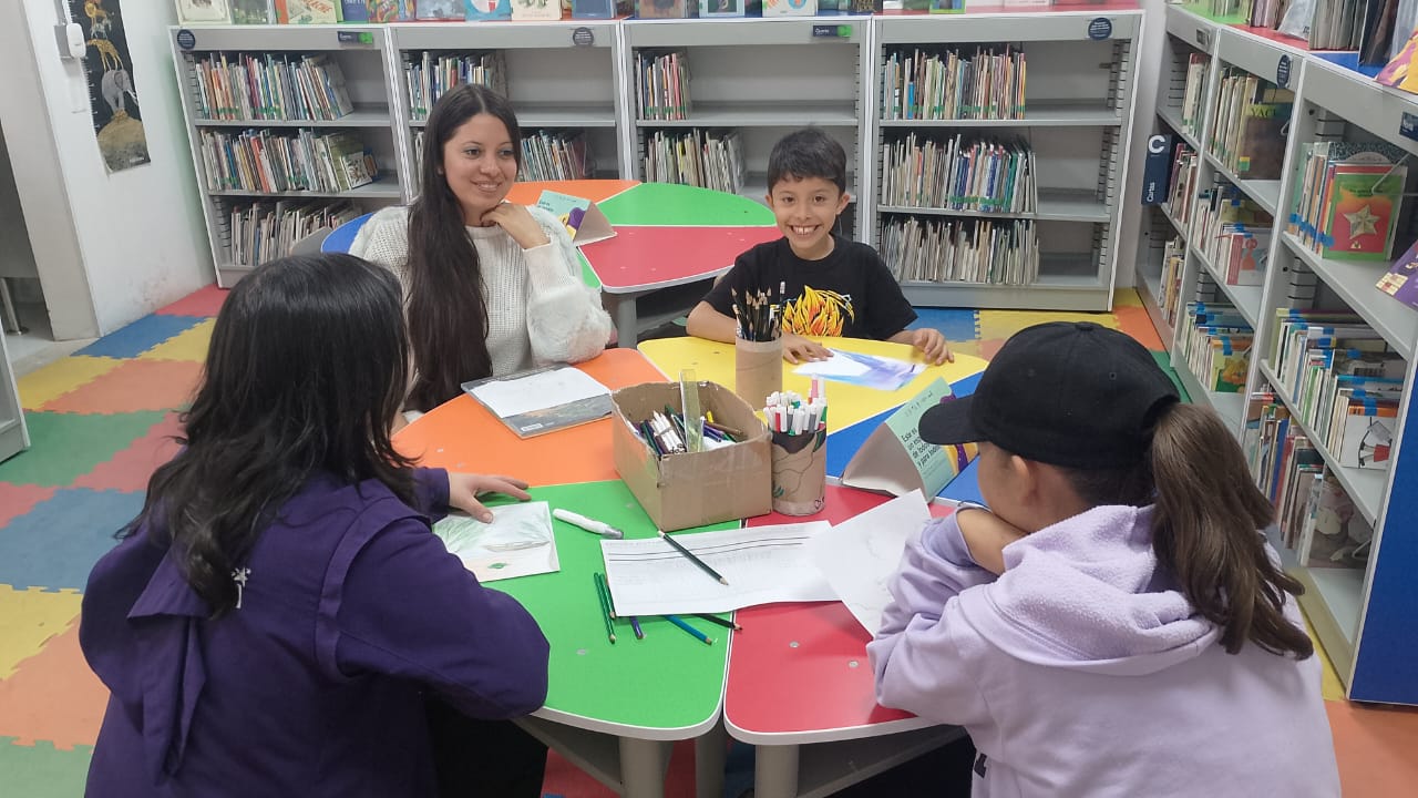 grupo de niños y niñas hablando y dibujando