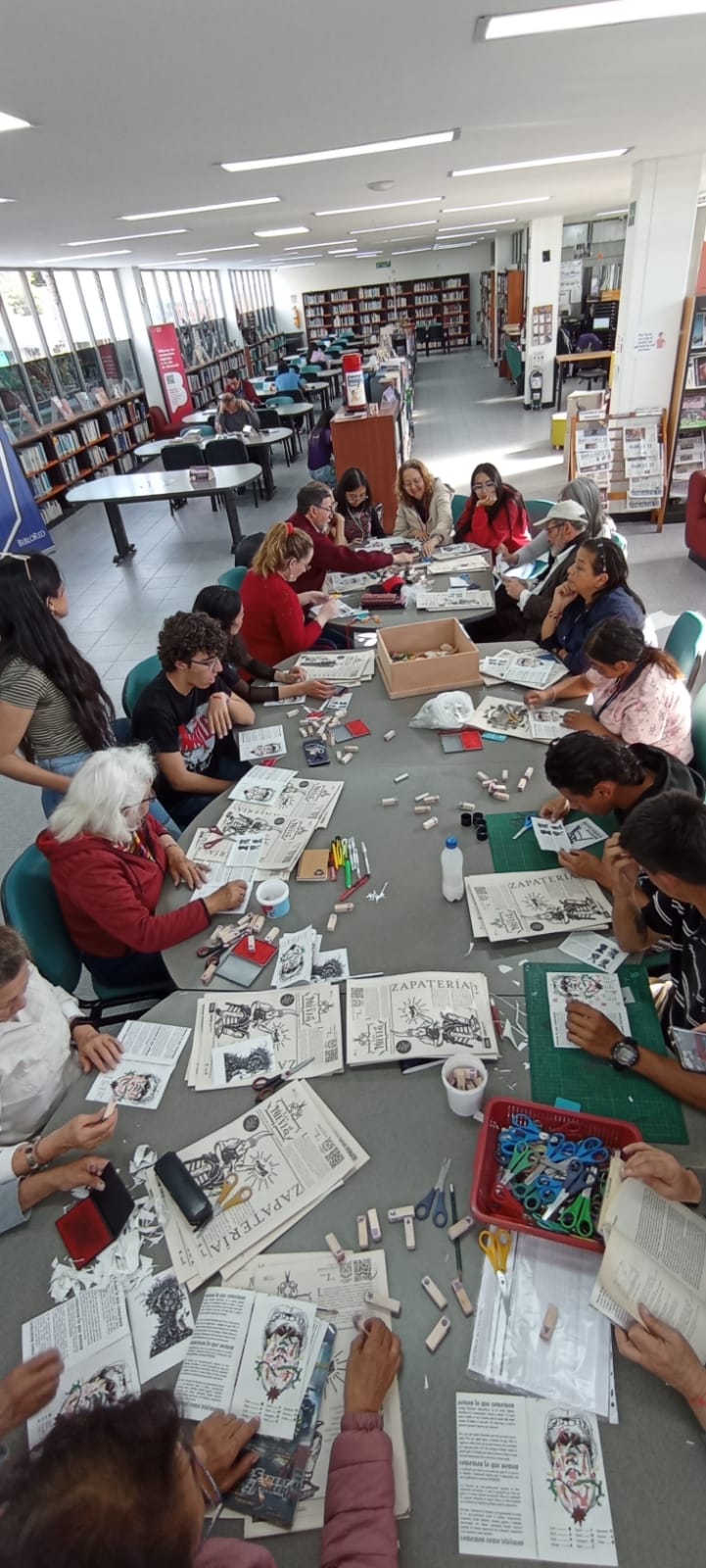 Personas en la biblioteca participando en el club de lectura