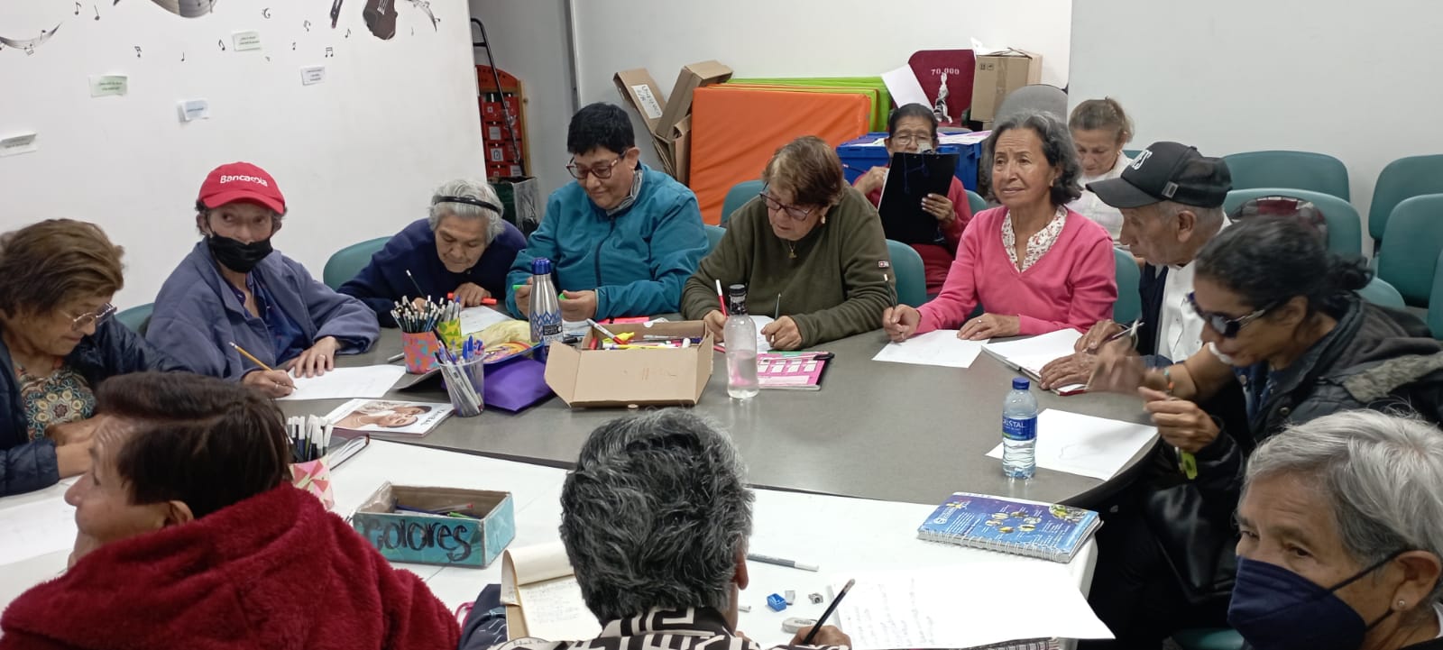 Personas mayores participando een el club de lectura de la biblioteca