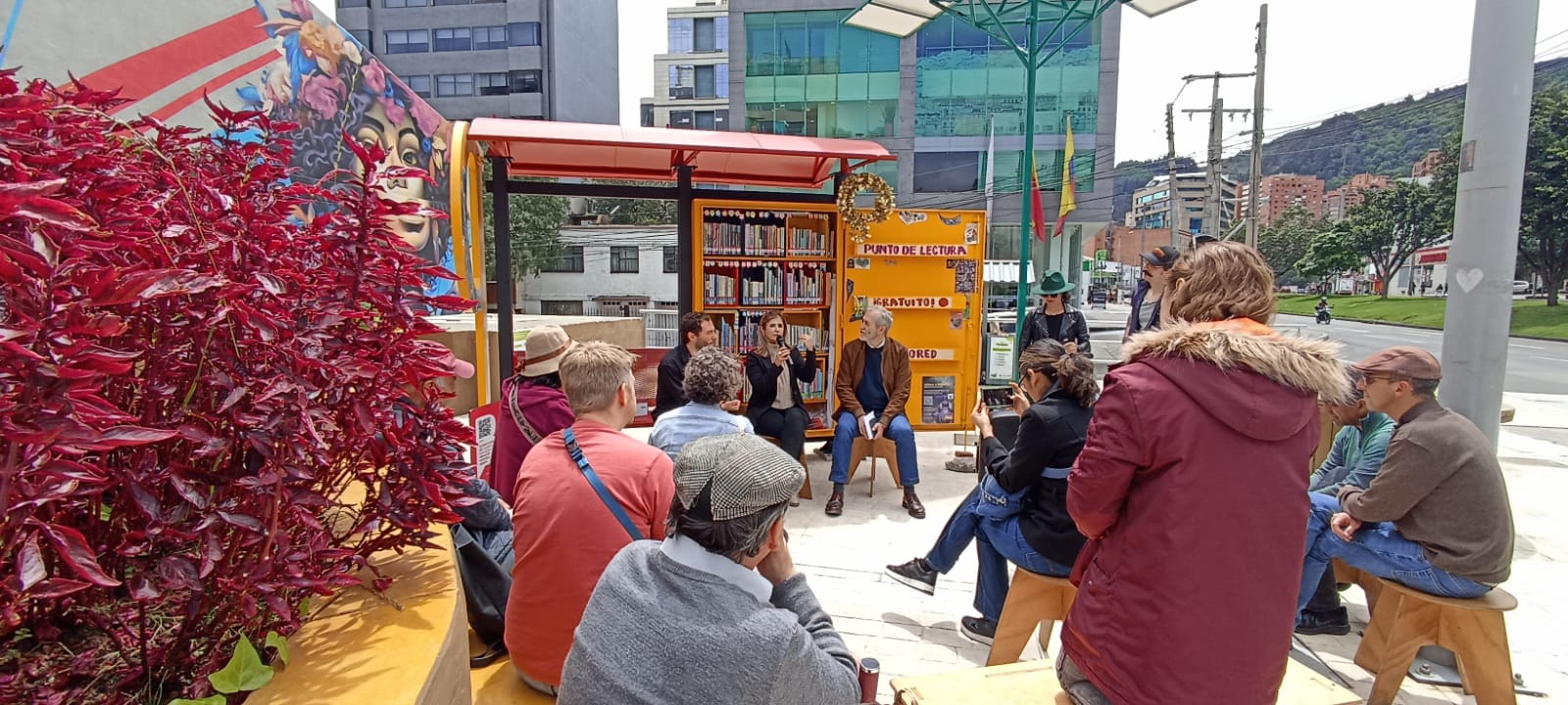 Adultos mayores leyendo al aire libre