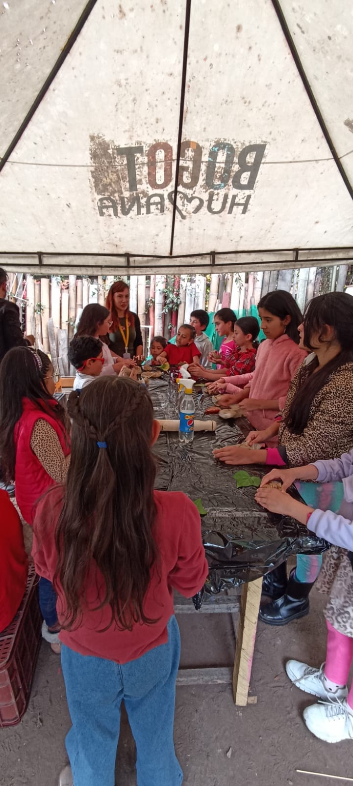 grupo de niños sembrando semillas en una huerta