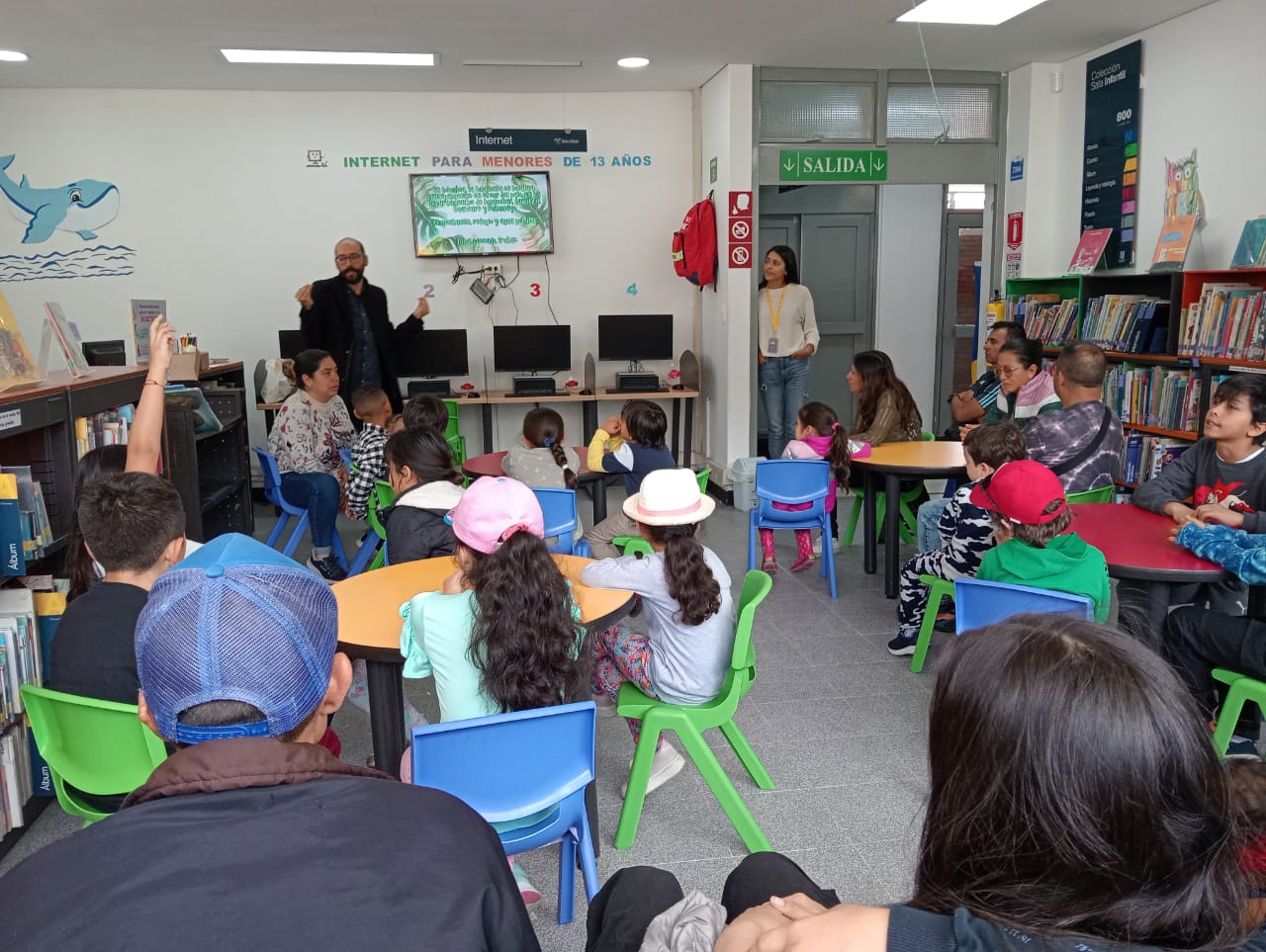 Niños y niñas participando de actividades en la biblioteca