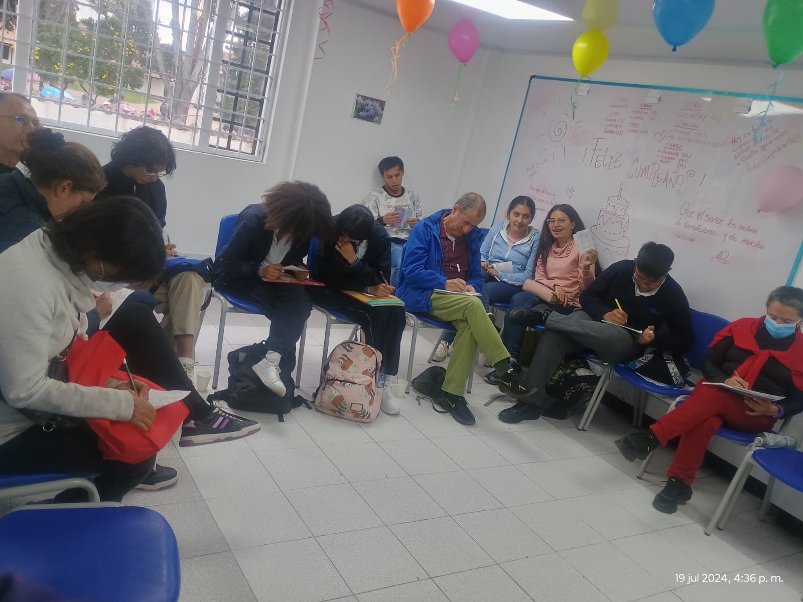 Personas participando en el club de lectura en la biblioteca