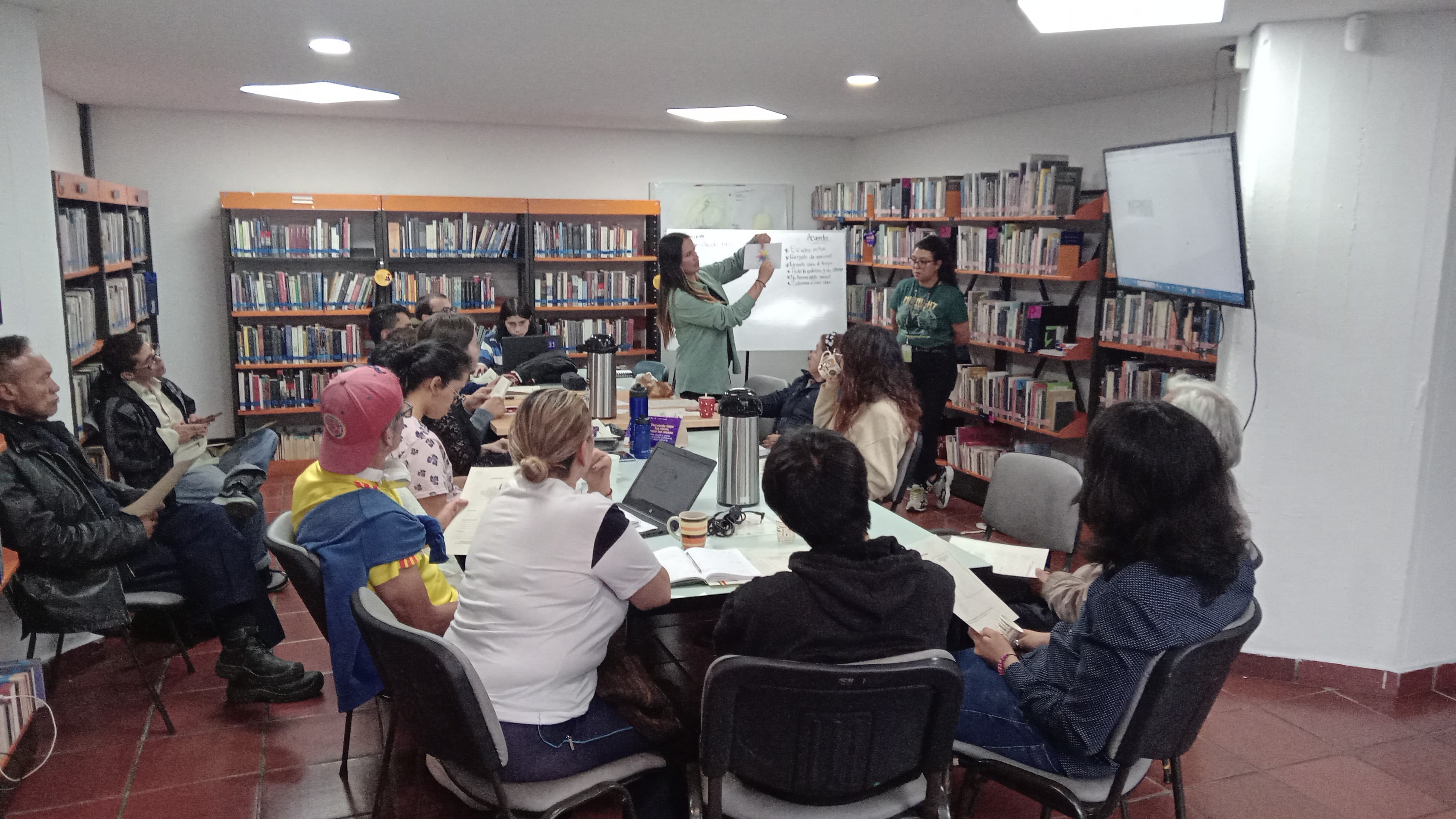 Adultos participando de actividad en la biblioteca