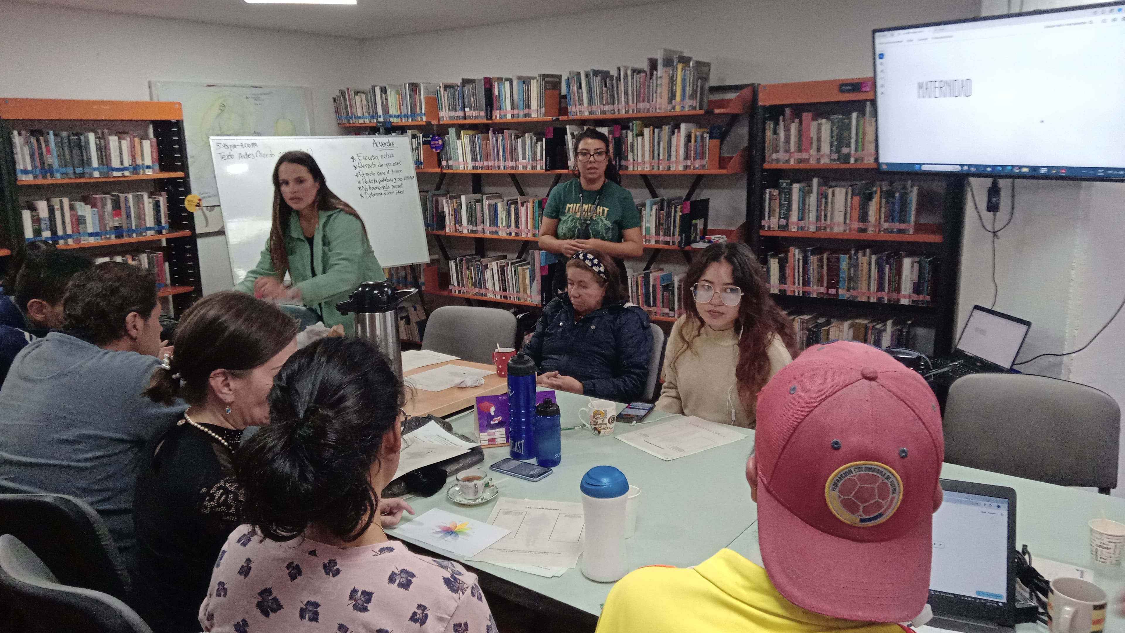 Adultos participando de actividad en la biblioteca