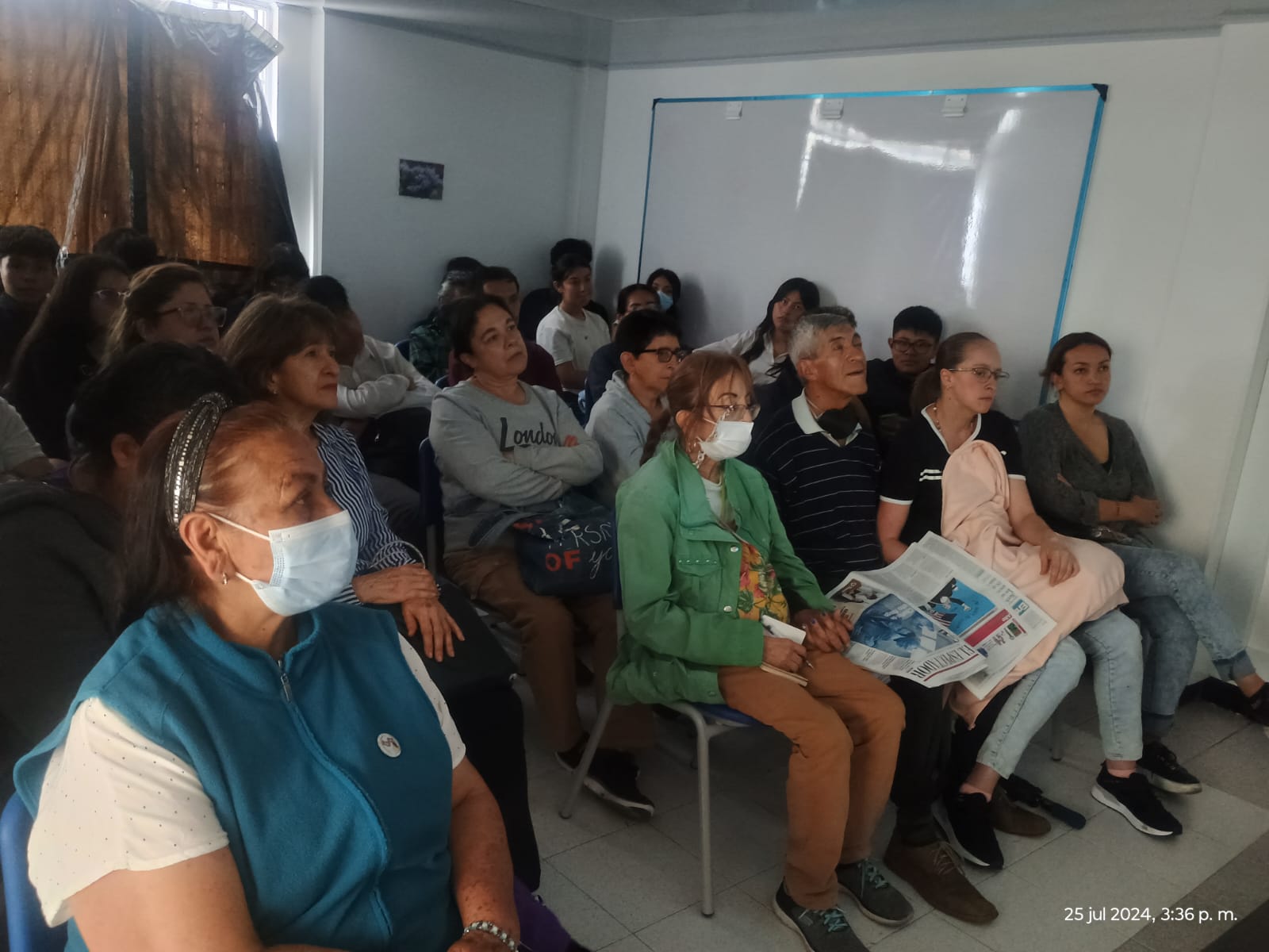 grupo de personar esperando que inicie la proyección de la película