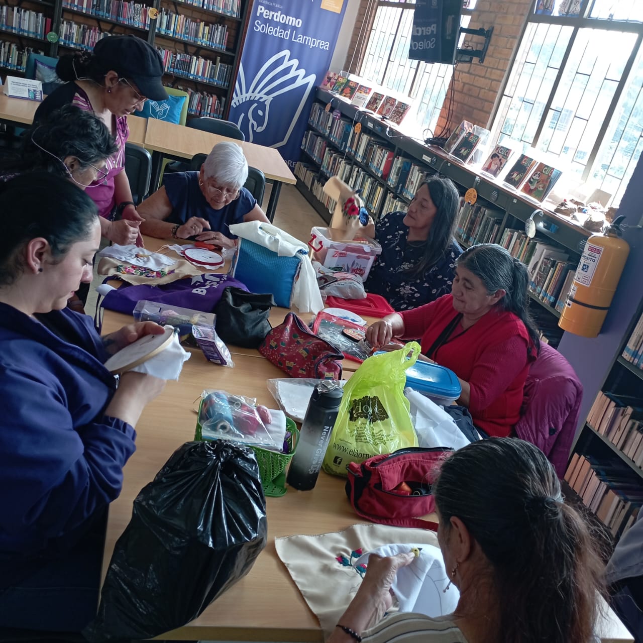 Adultos mayores participando en la biblioteca