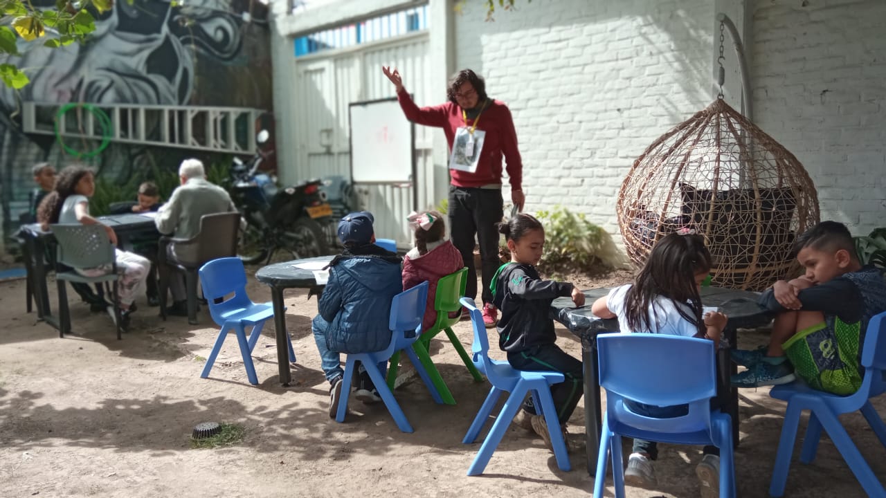 grupo de niños al aire libre prestando atención al docente