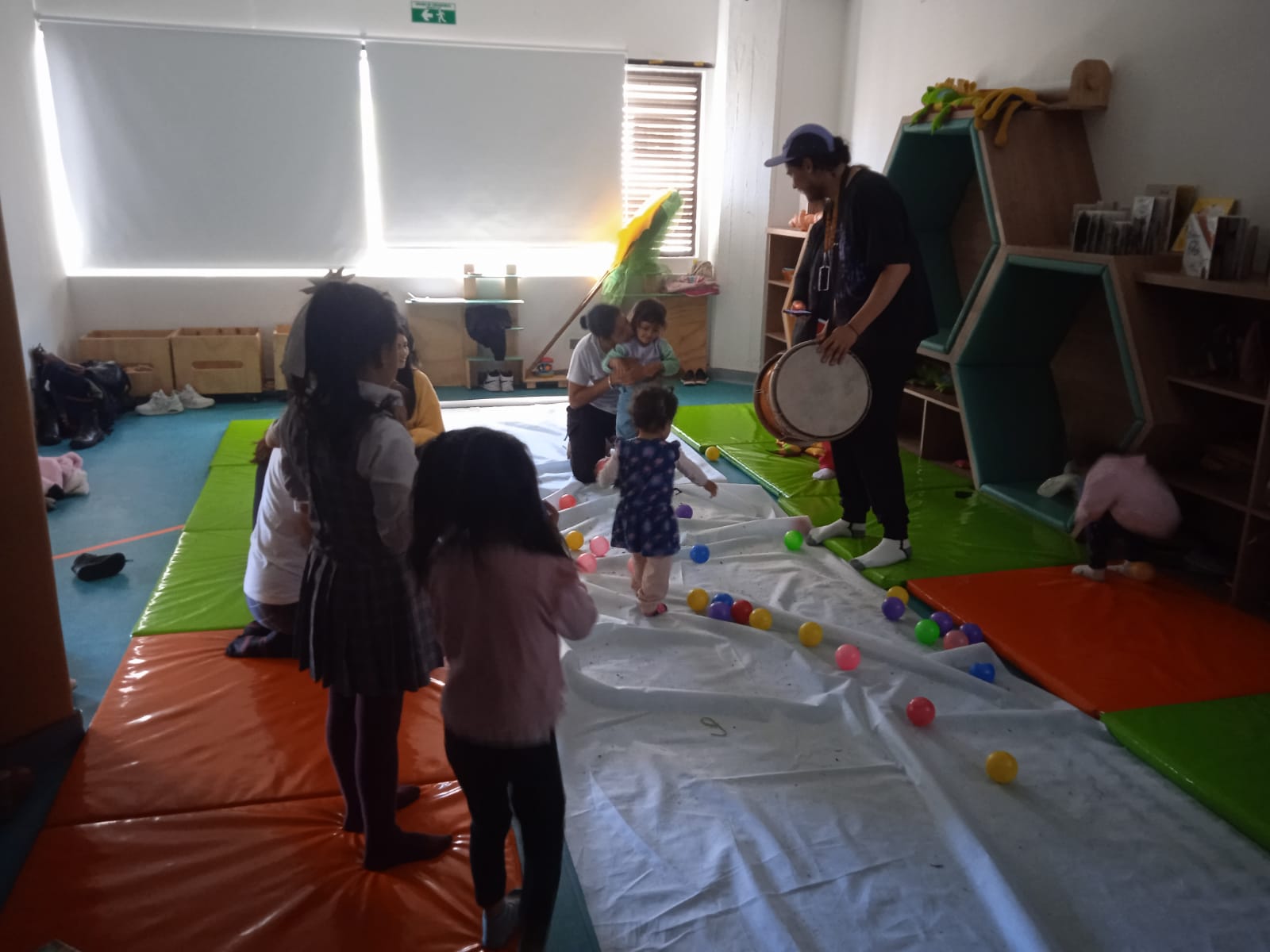 Niñas jugando con pelotas