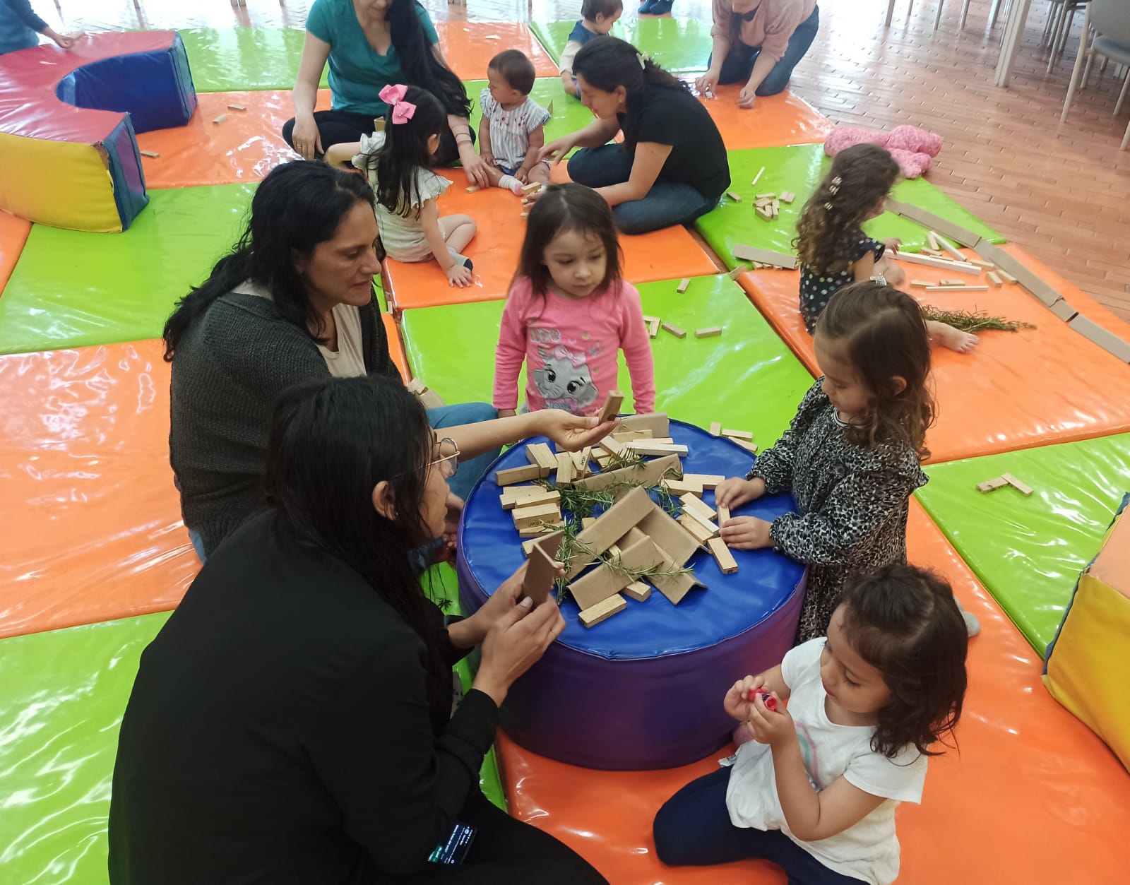 niños jugando con fichas de madera