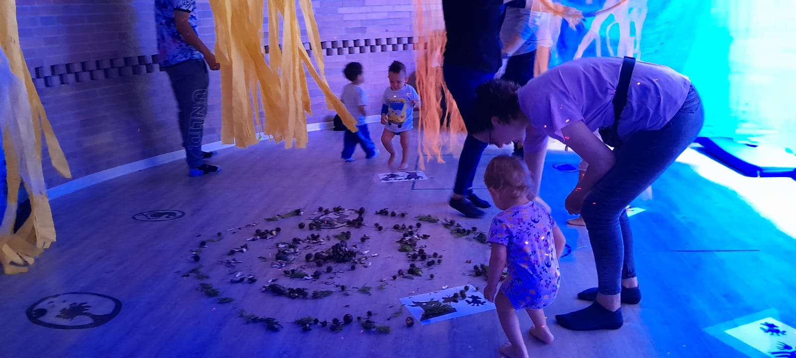 Familias participando en experiencias lúdicas en la biblioteca