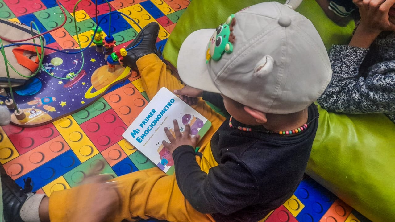 Niño con un libro