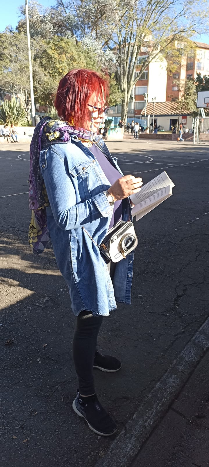 una mujer leyendo al aire libre