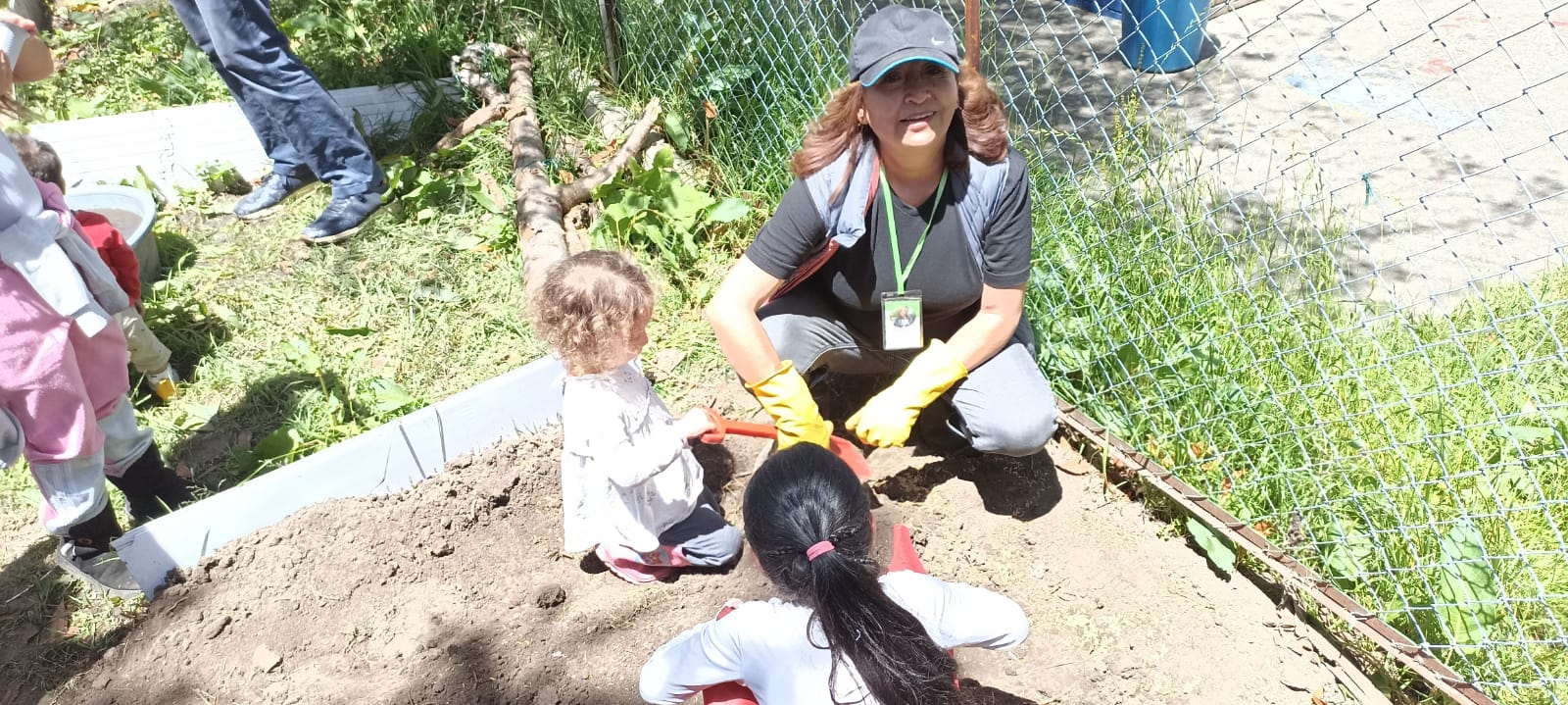 Bebés con sus familias en experiencias sensoriales en la biblioteca