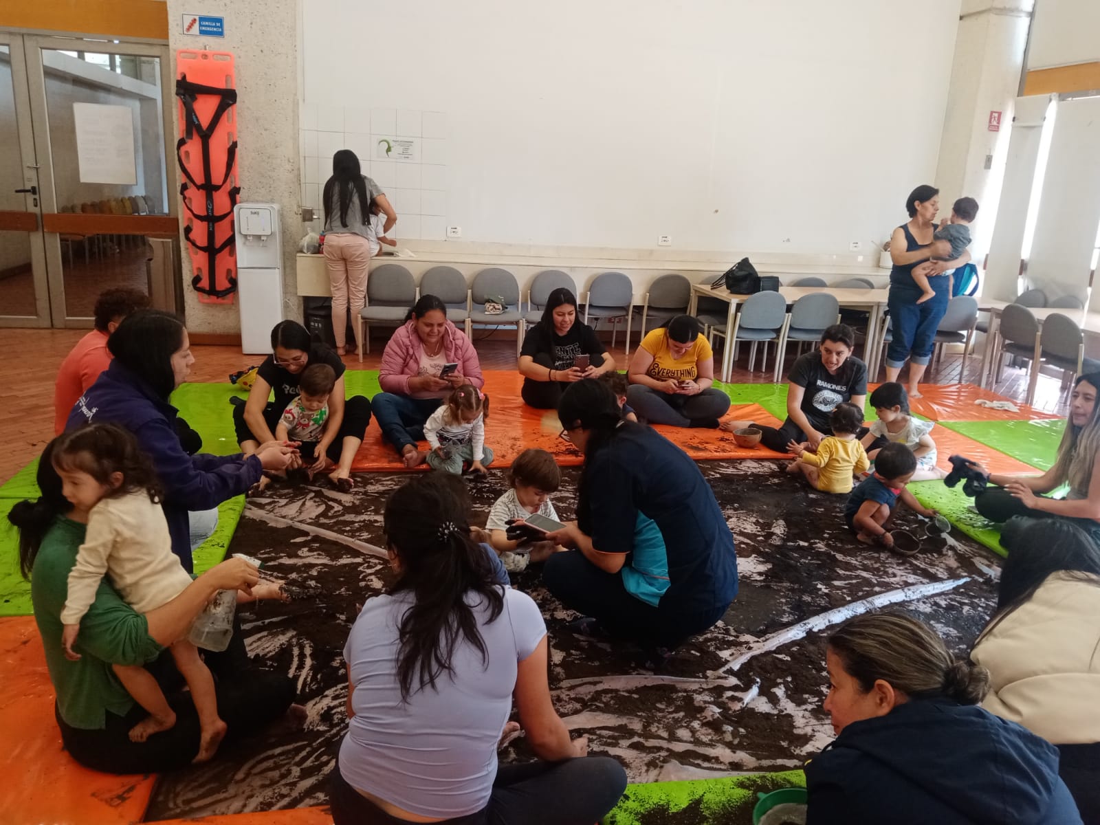 Bebés y familias participan de actividad en la biblioteca