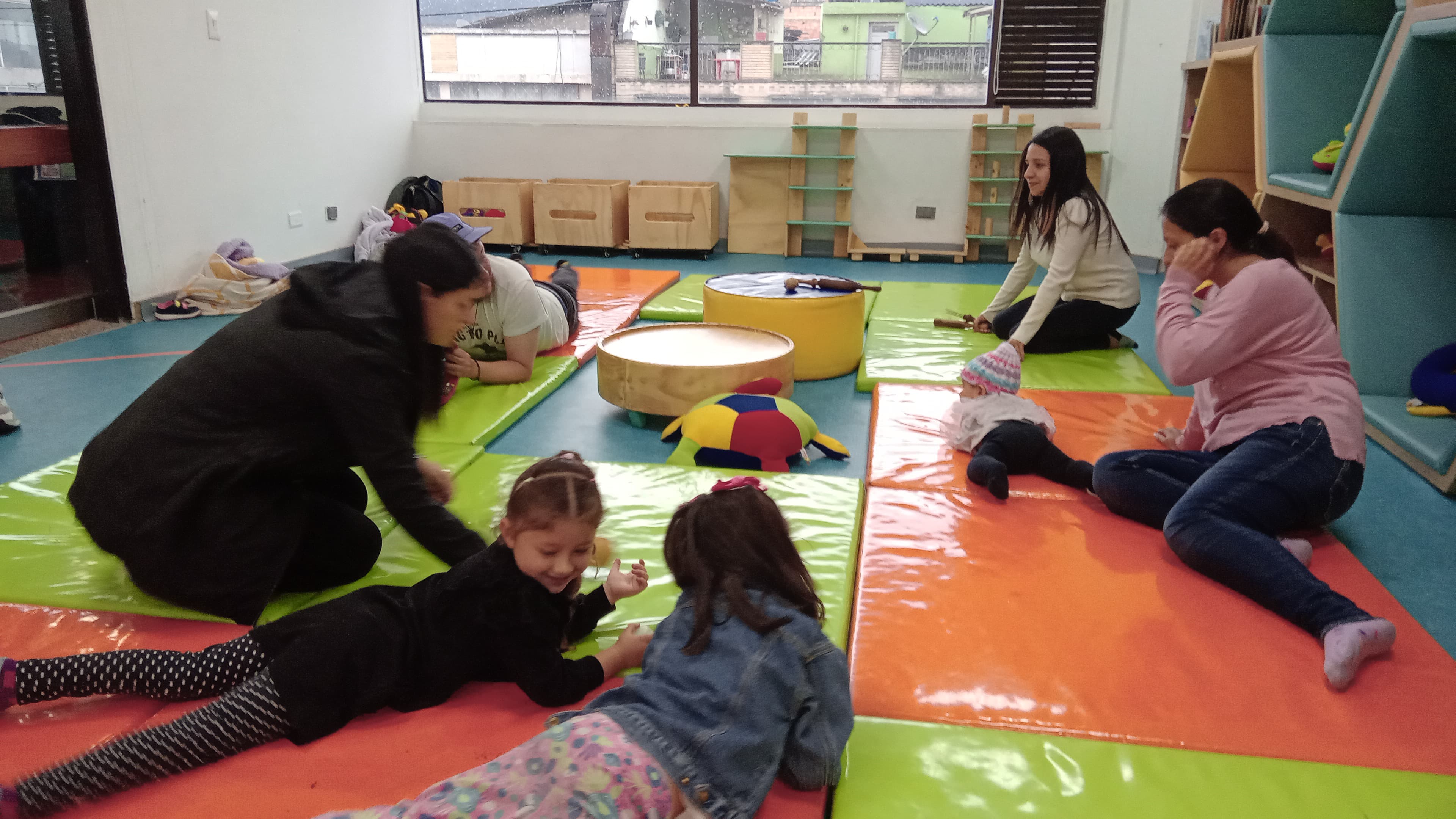 Familias participando en experiencias lúdicas y sensoriales en la biblioteca