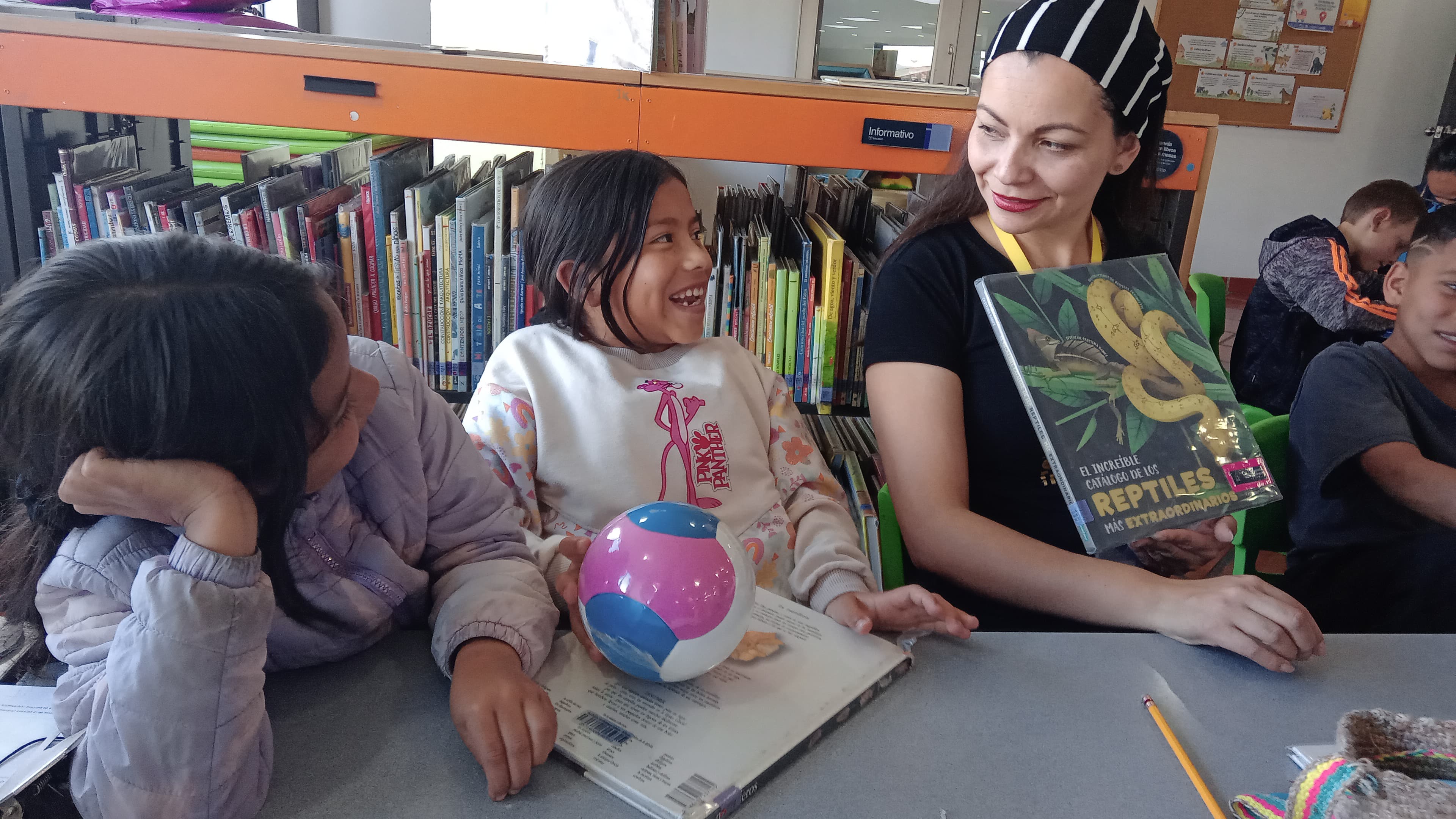 Niñas participando de actividad en la biblioteca