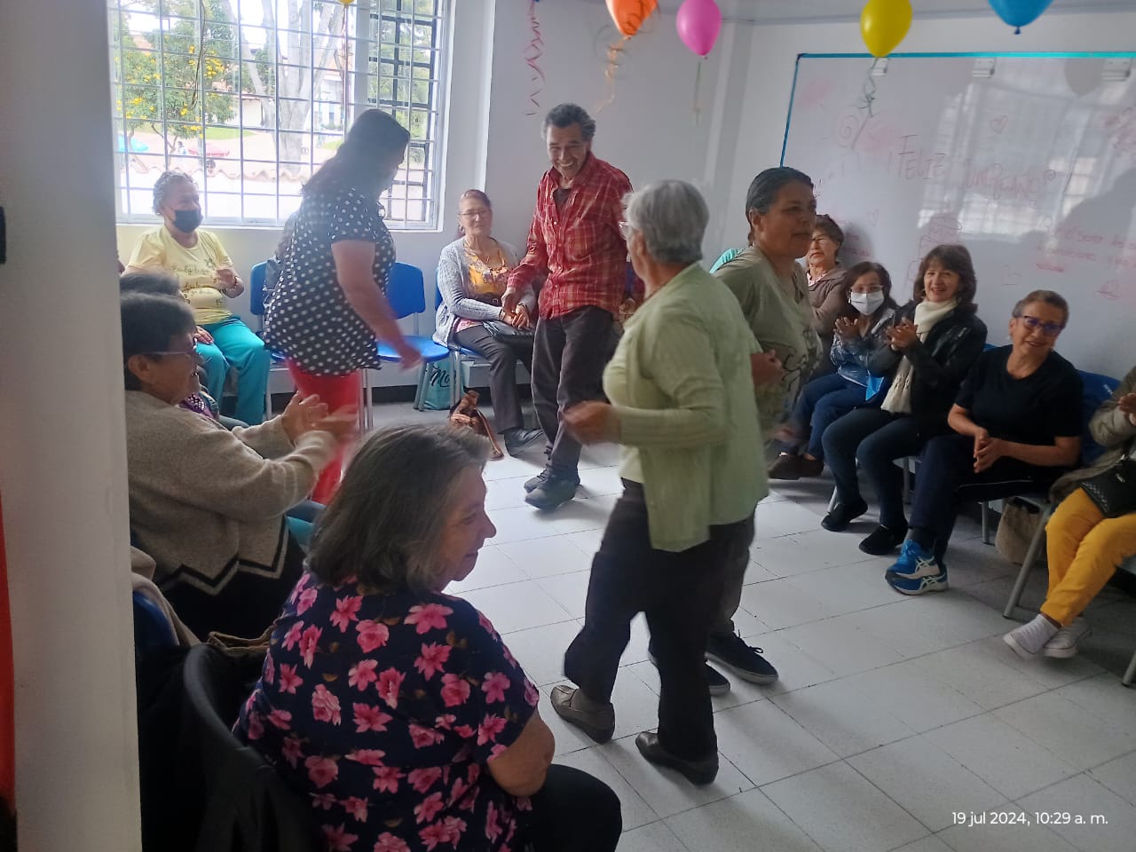 Personas mayores participando en club de lectura en la biblioteca