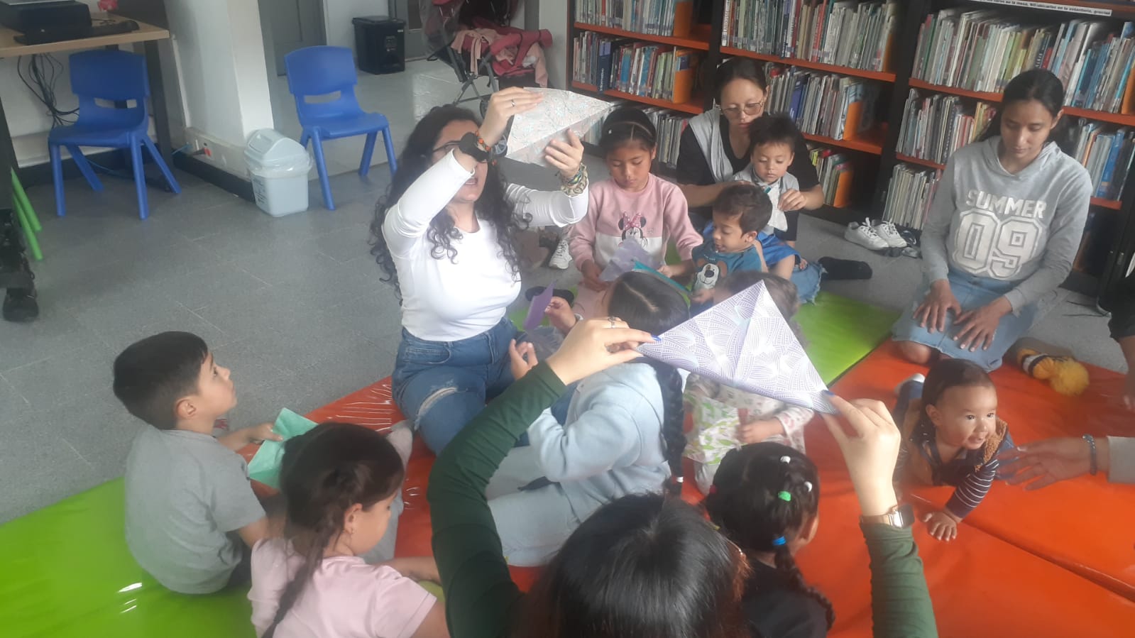 grupo de niños y niñas haciendo origami