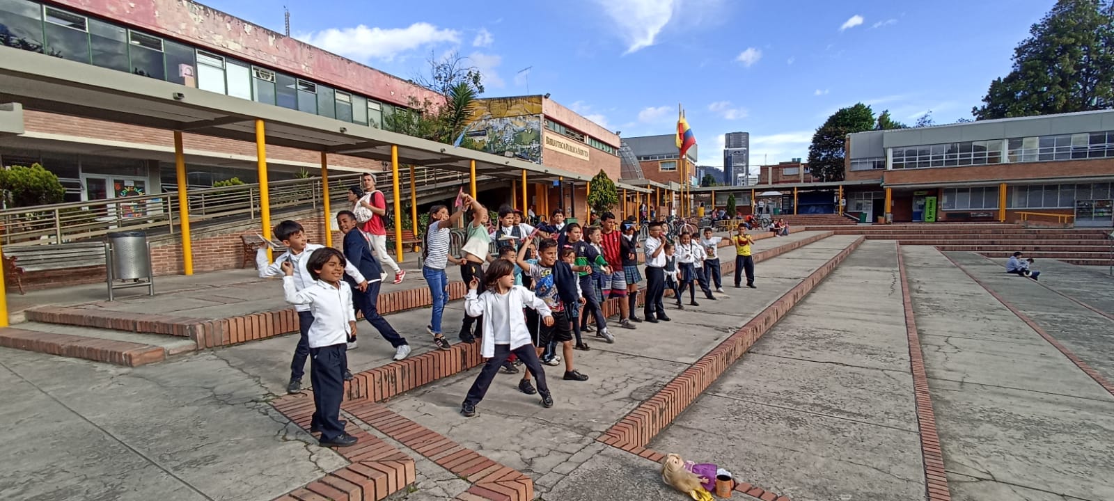 grupo de niñas y niños lanzado aviones de papel al aire