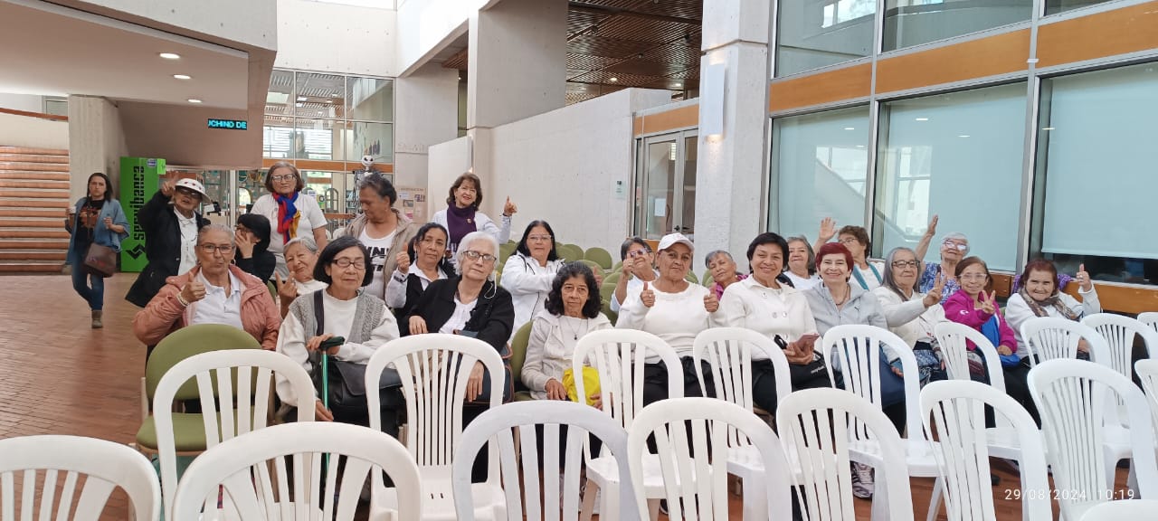 Personas mayores participando en el Club de lectura en la biblioteca