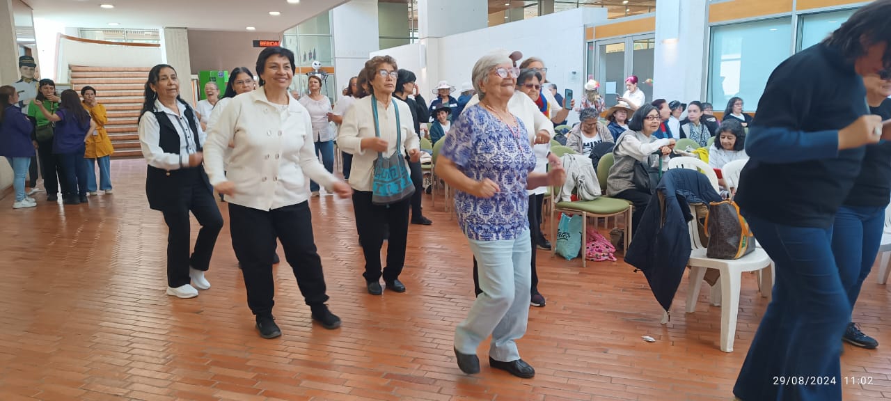 Adultas mayores bailando