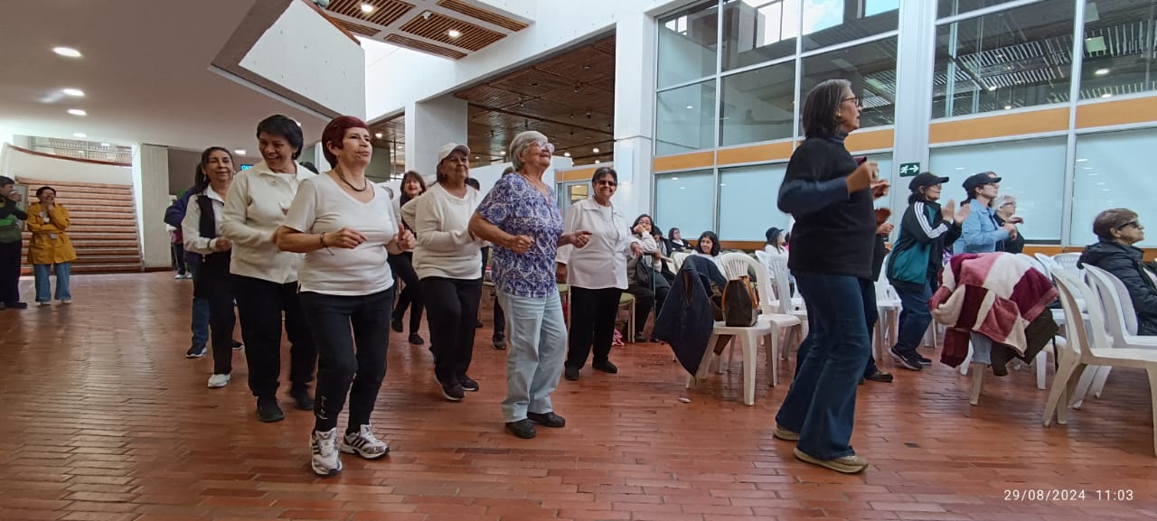 Adultos mayores participando de actividades en la biblioteca