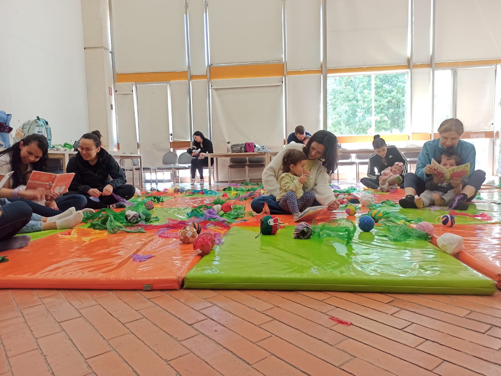 Bebés participando de actividad en la biblioteca