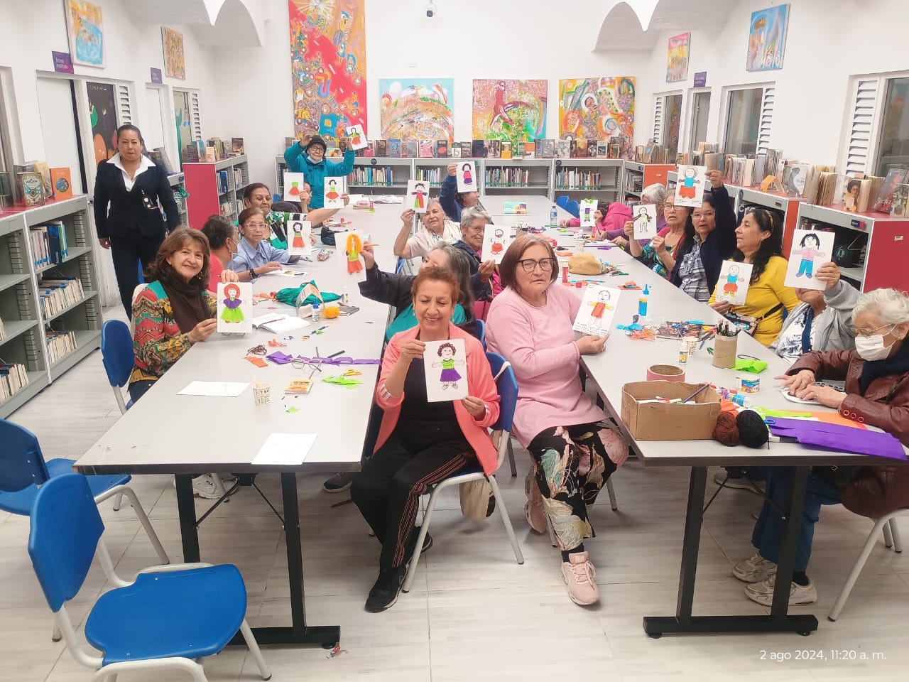 Personas mayores participando en el club de lectura en la biblioteca