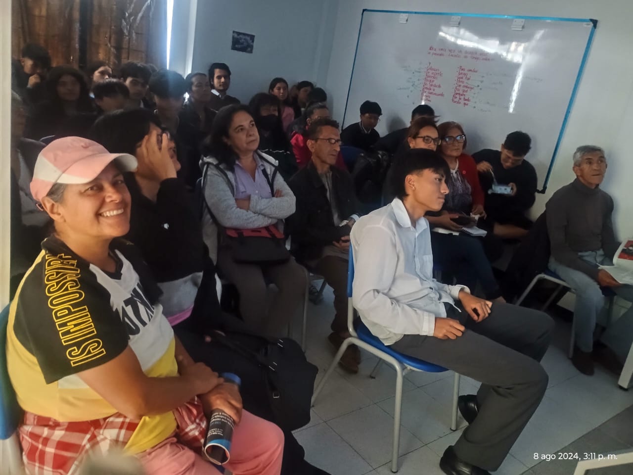 Adultos participando de proyección en la biblioteca