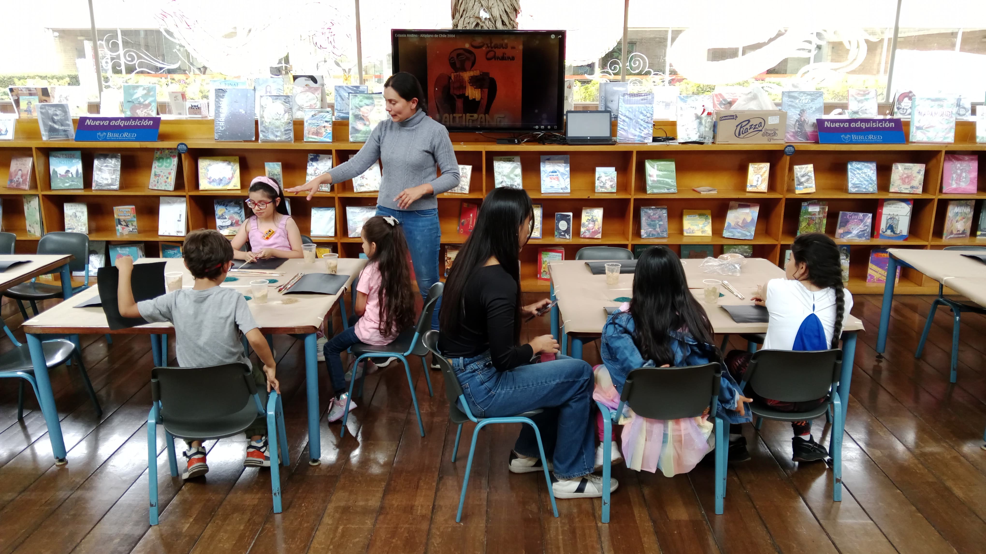 Niñas escuchando una lectura