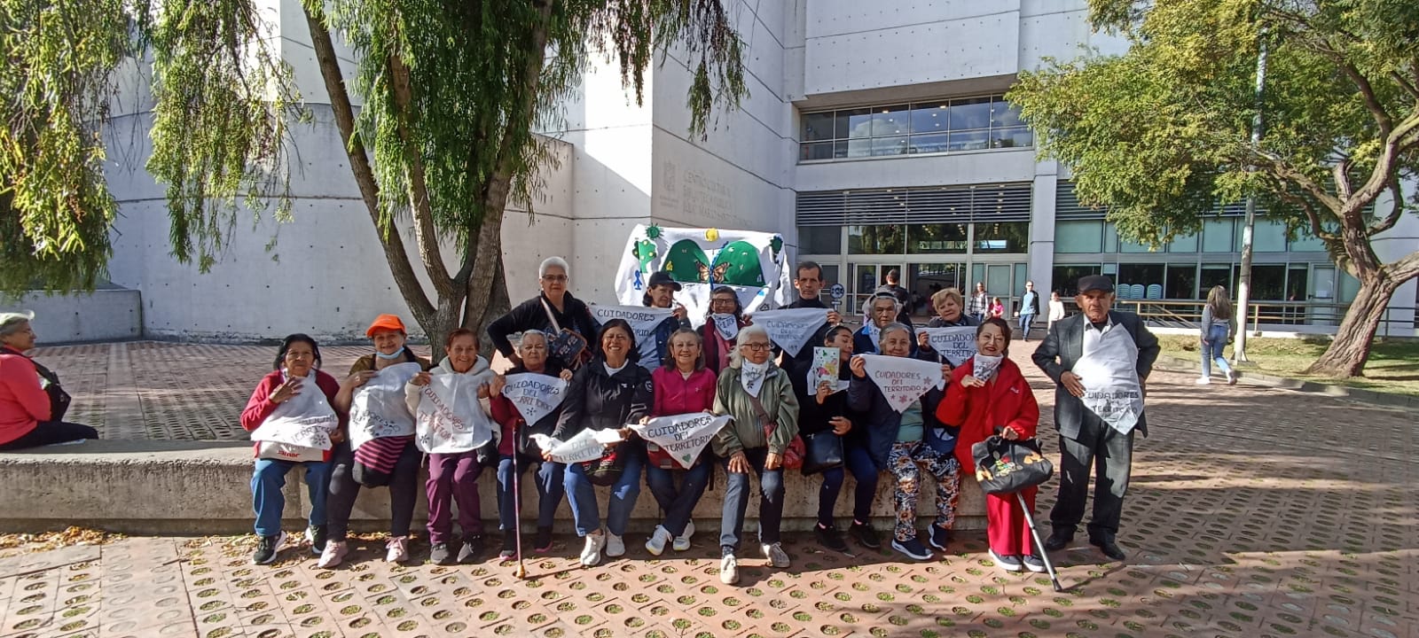 Adultas mayores con pañuelos