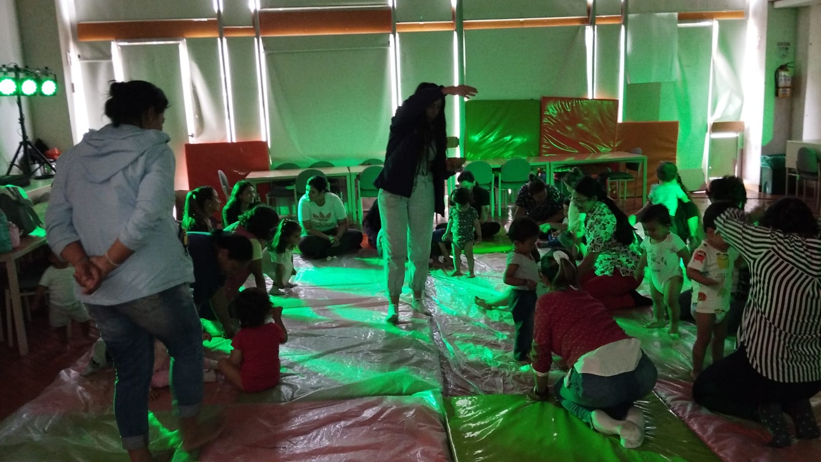 Pequeños y pequeñas participando de actividad en la biblioteca