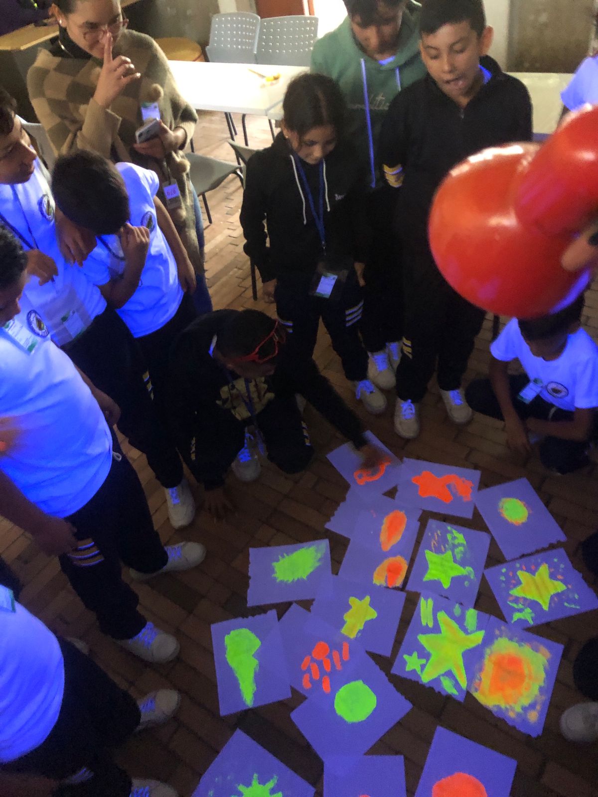 Adultos y niños participando de actividad en la biblioteca