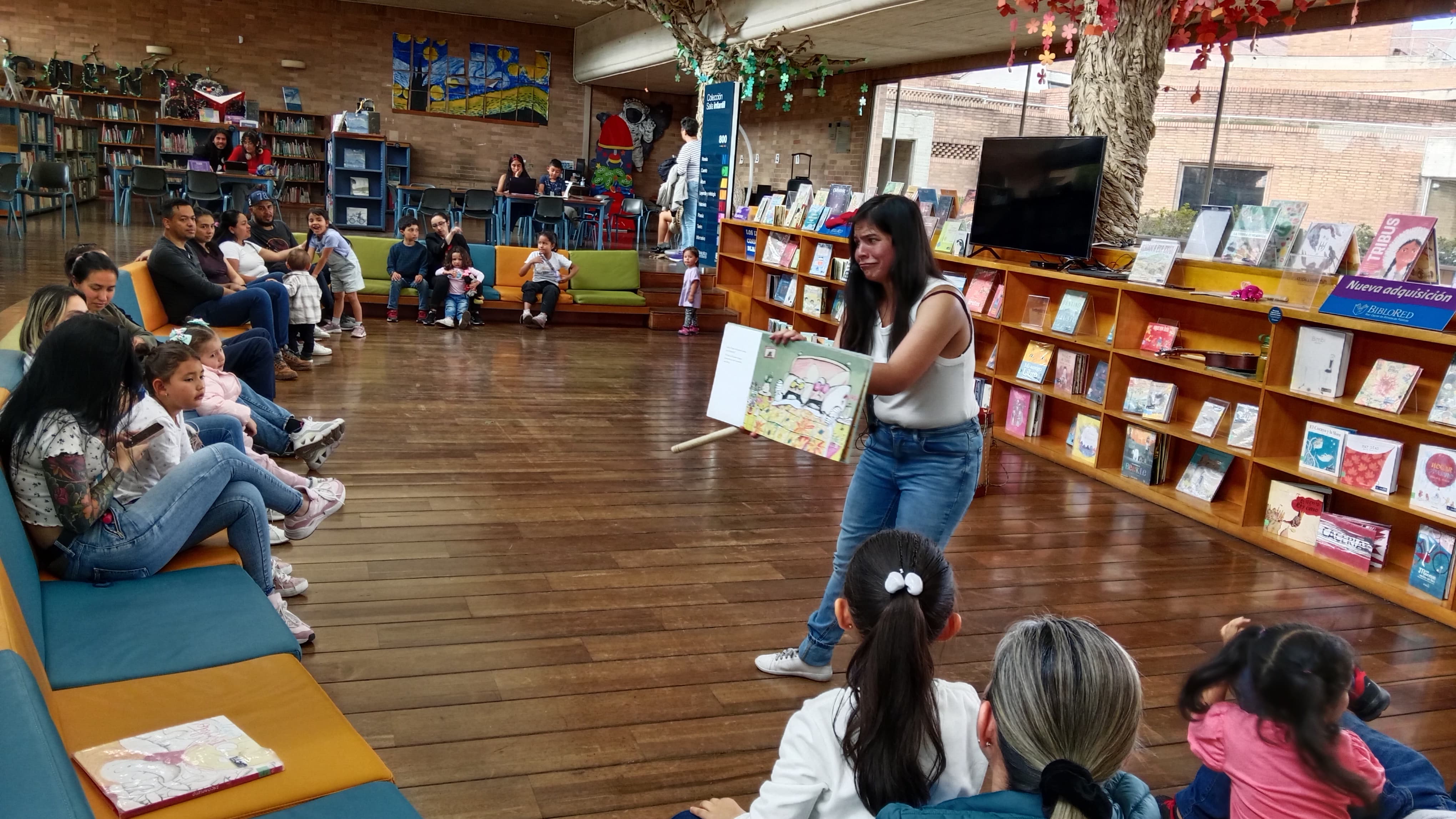 Niñas y cuidadoras escuchando una lectura