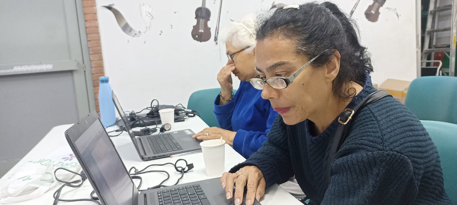 Persona participando en el club de lectura en la biblioteca