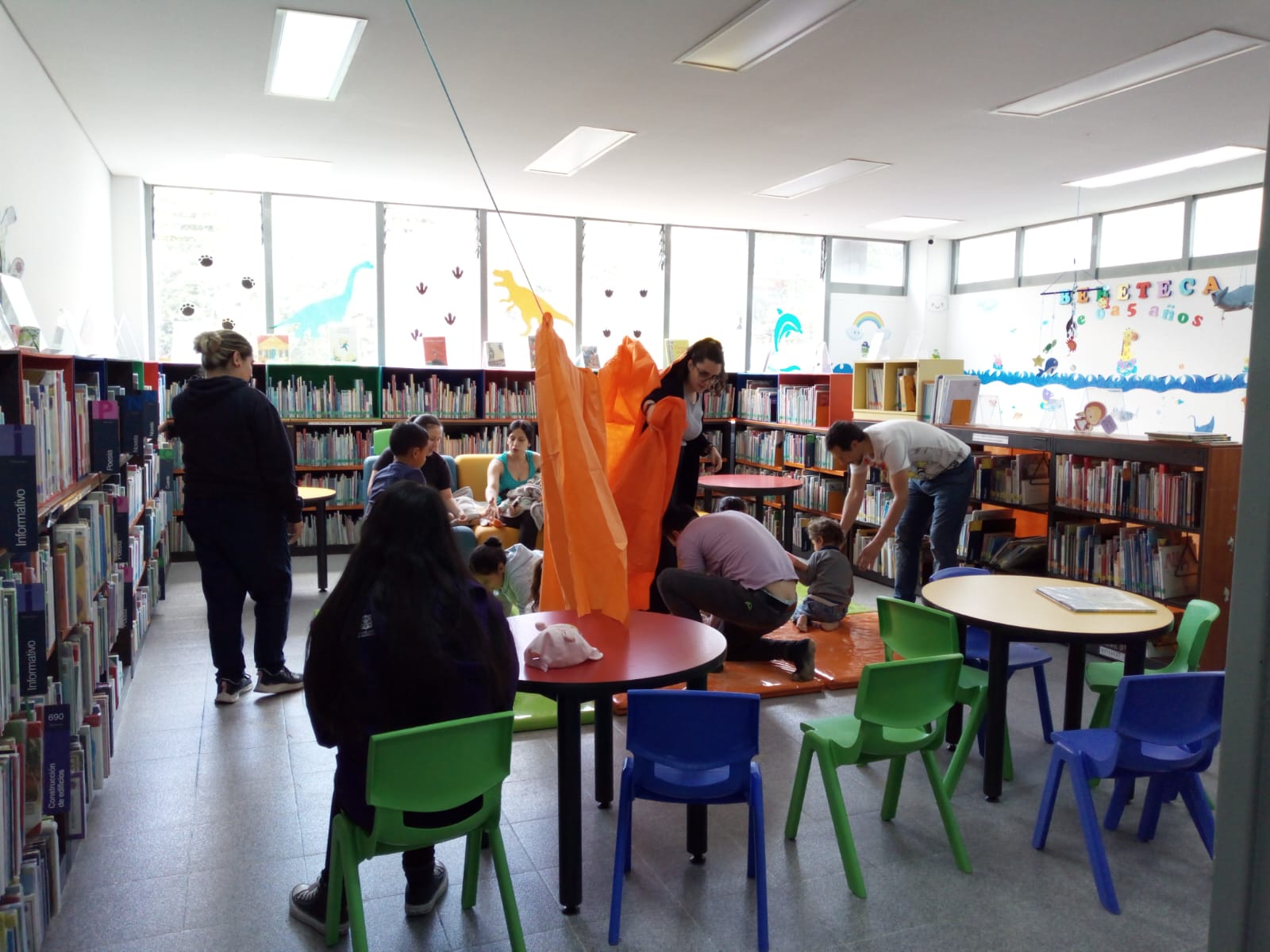 niños y niñas participando de actividades en la biblioteca