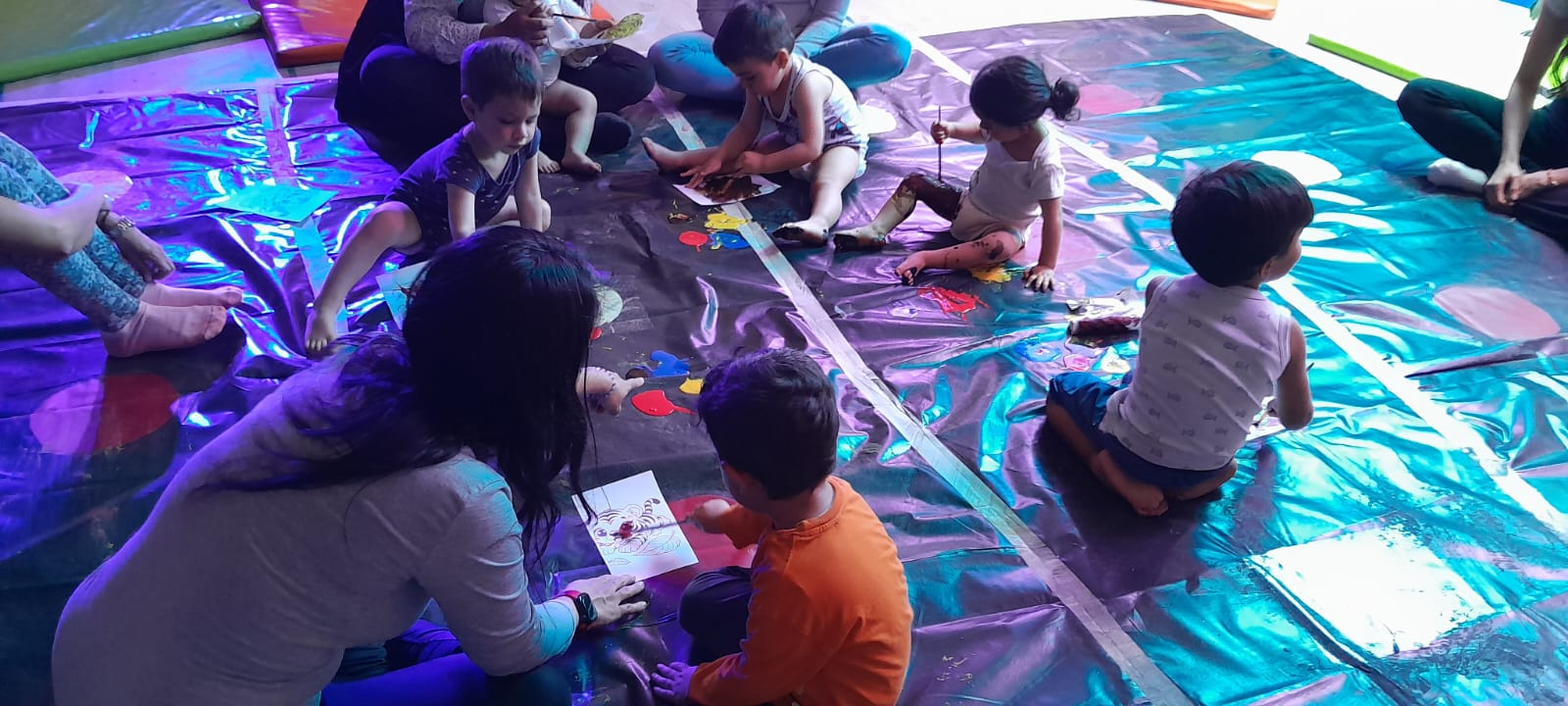 Infancia participando en experiencias lúdicas y artísticas en la biblioteca